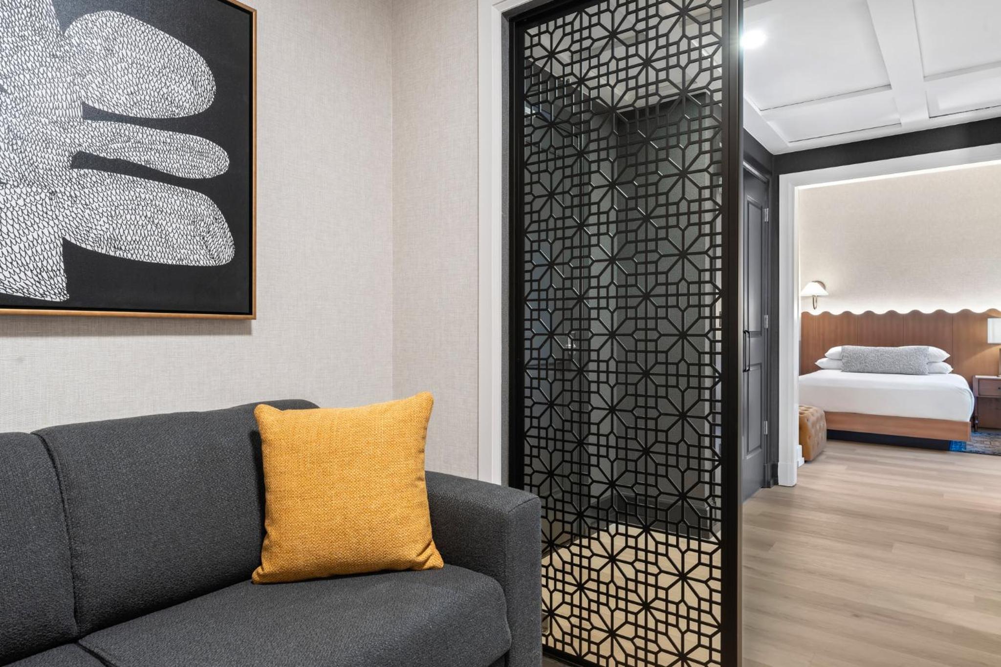 One-Bedroom Queen Suite