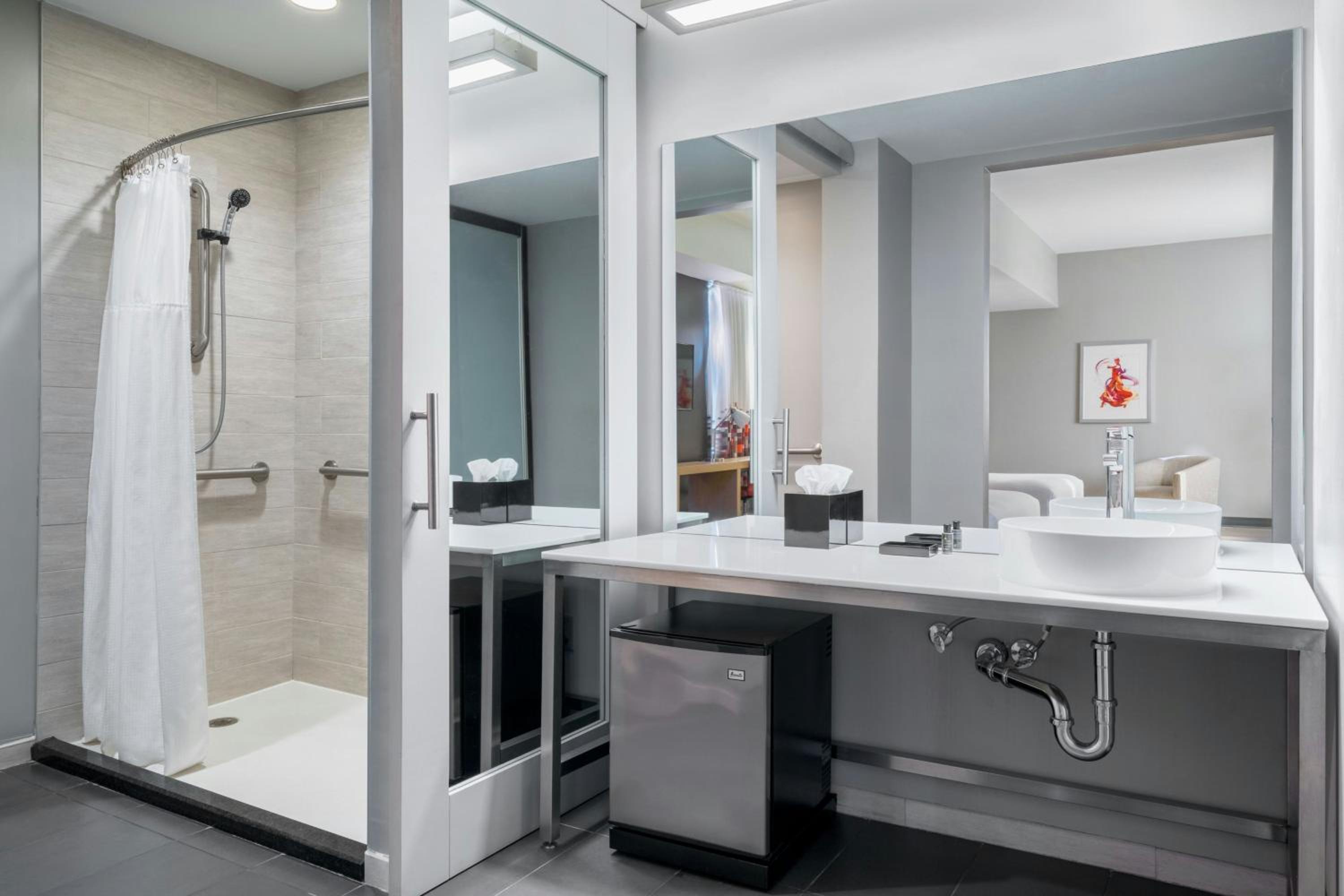 Corner King Room with City View and Roll-In Shower - Mobility Accessible