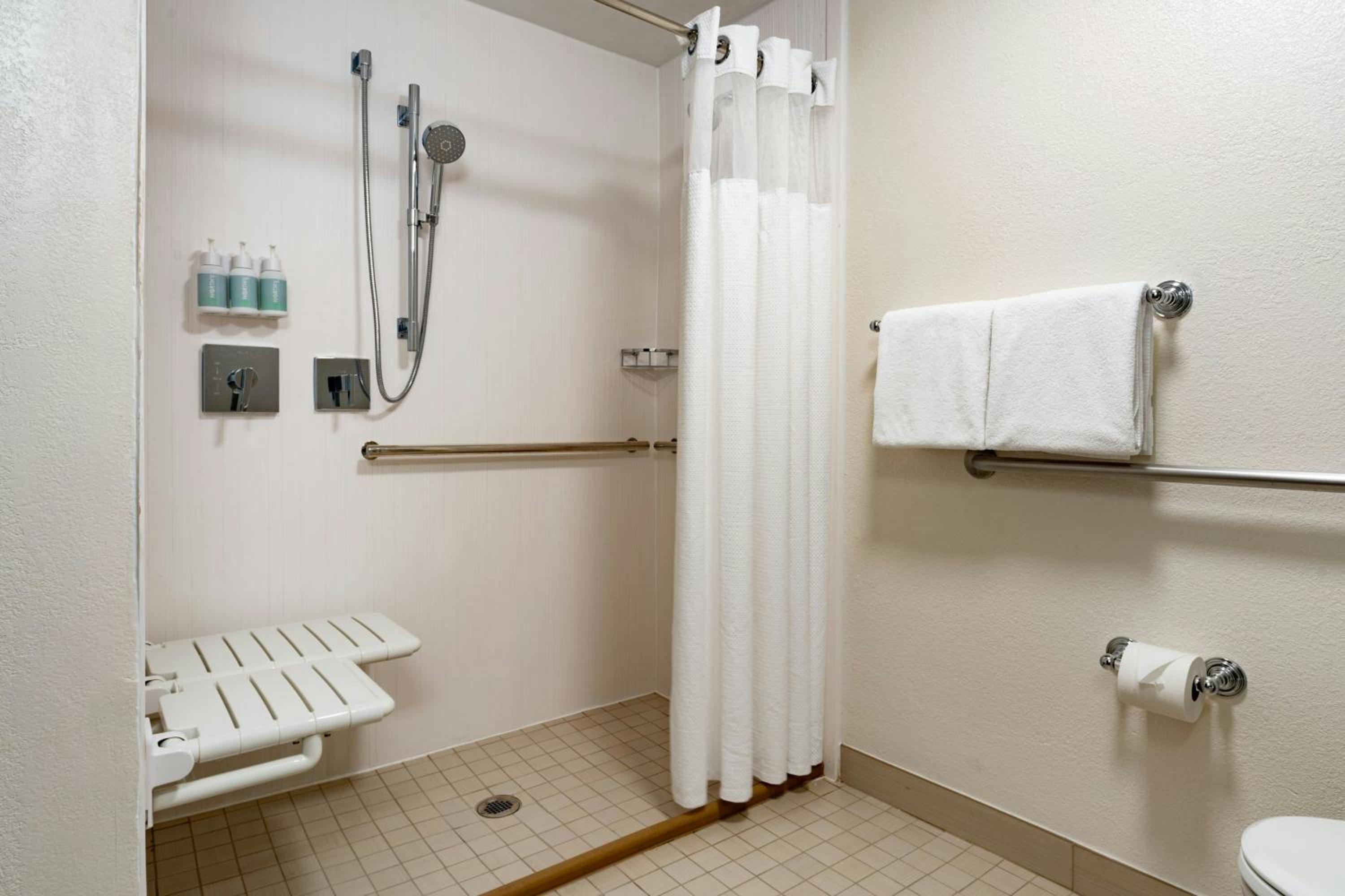 Double Room with Two Double Beds and Adapted Tub – Mobility Accessible