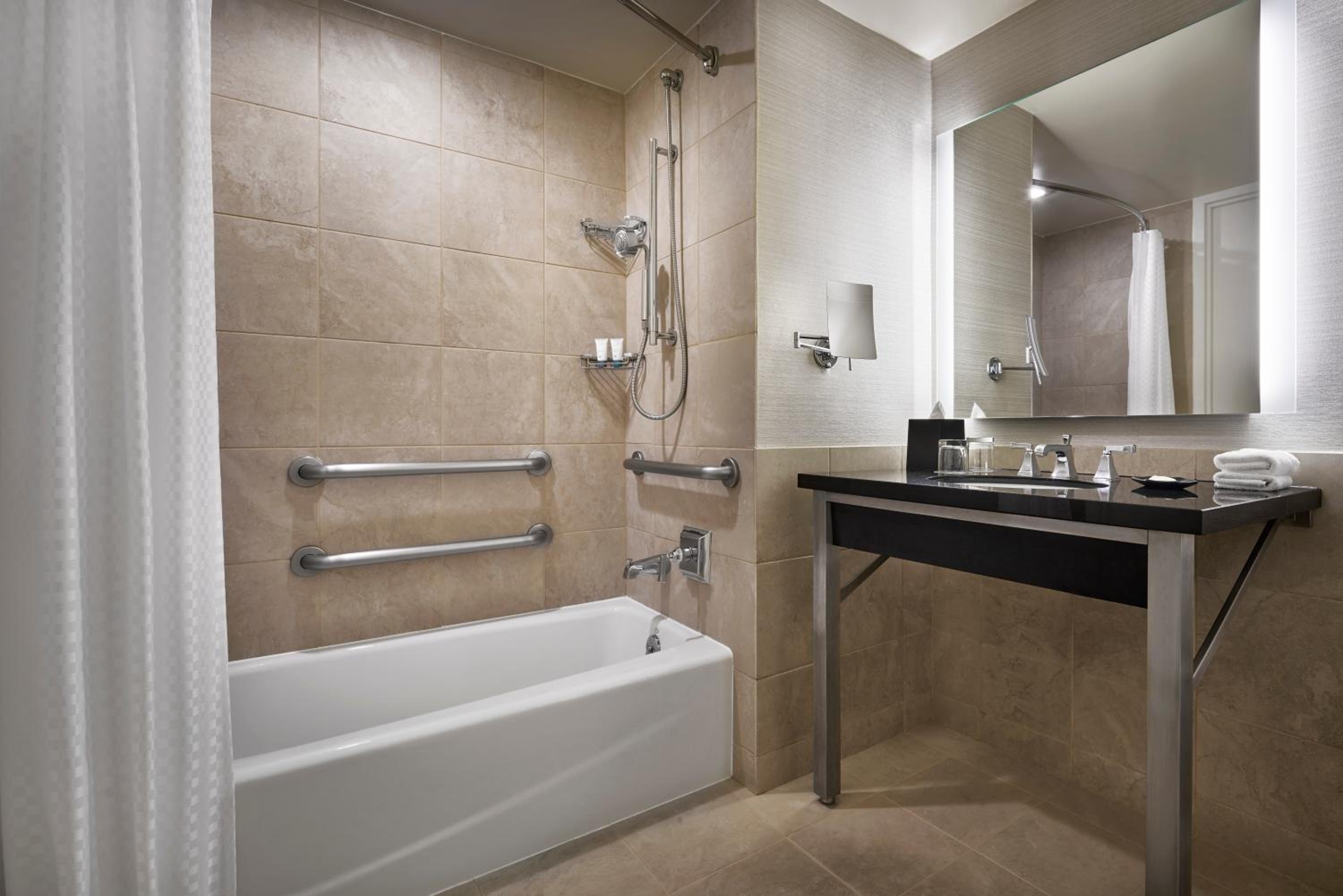 Traditional King Room - Hearing Accessible