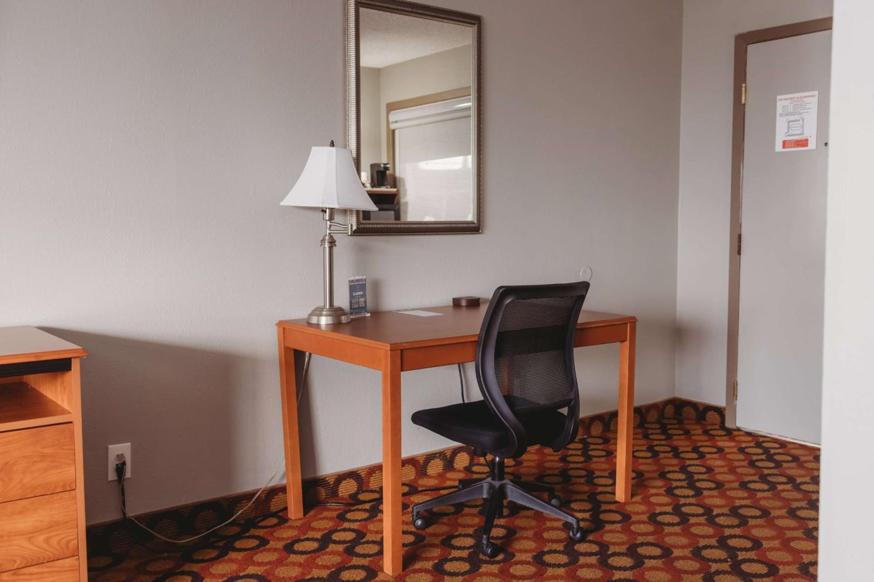 King Room with Pool View - Non-Smoking