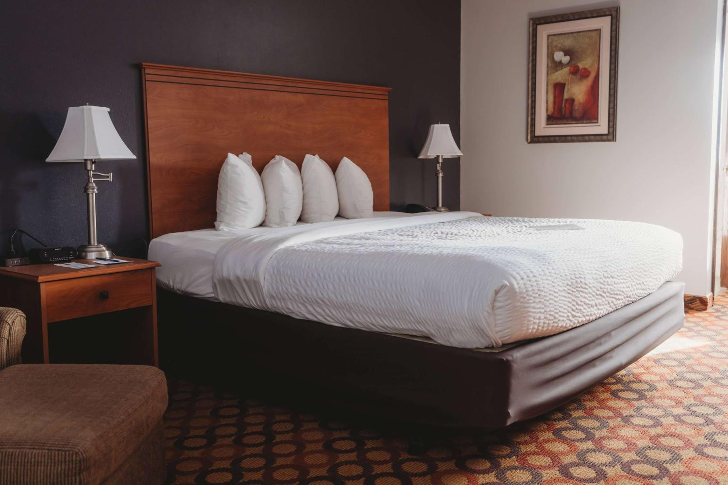 King Room with Pool View - Non-Smoking