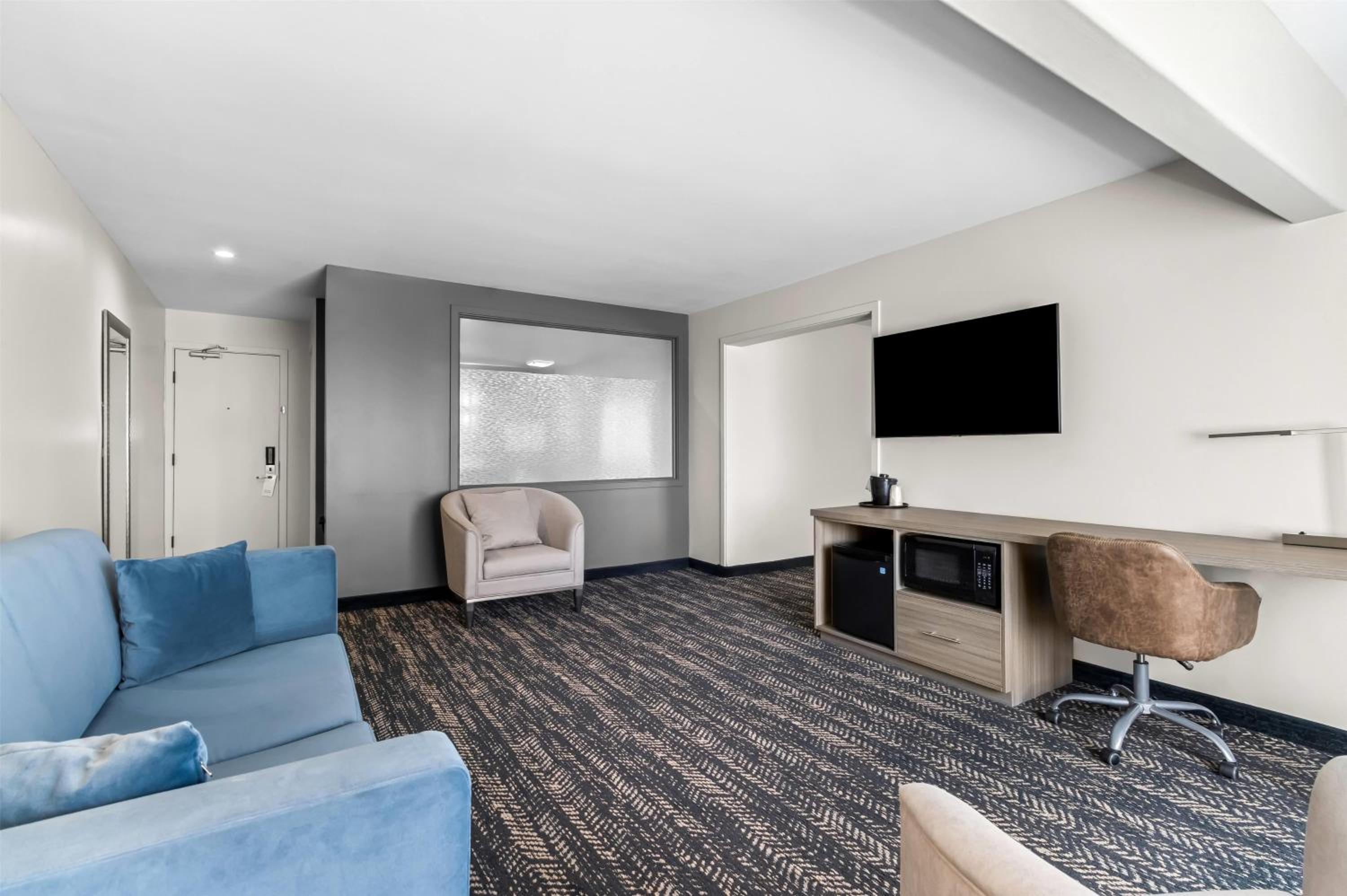 One-Bedroom Deluxe King Suite with Pool View - Non-Smoking