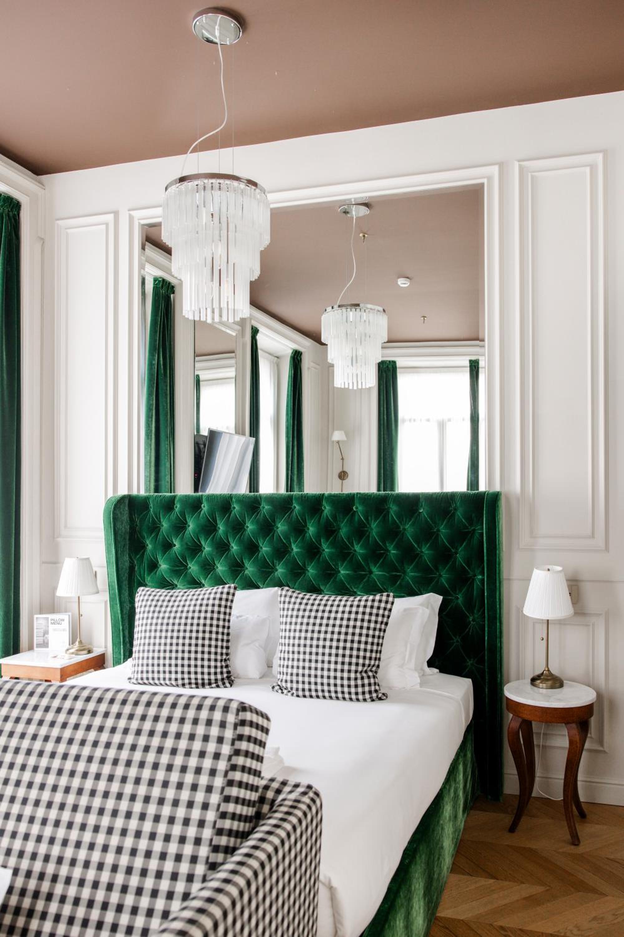 Deluxe Queen Room with View - Non-Smoking