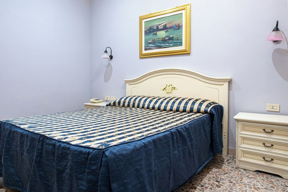 City Double Room Single Use, 1 Large Twin Bed