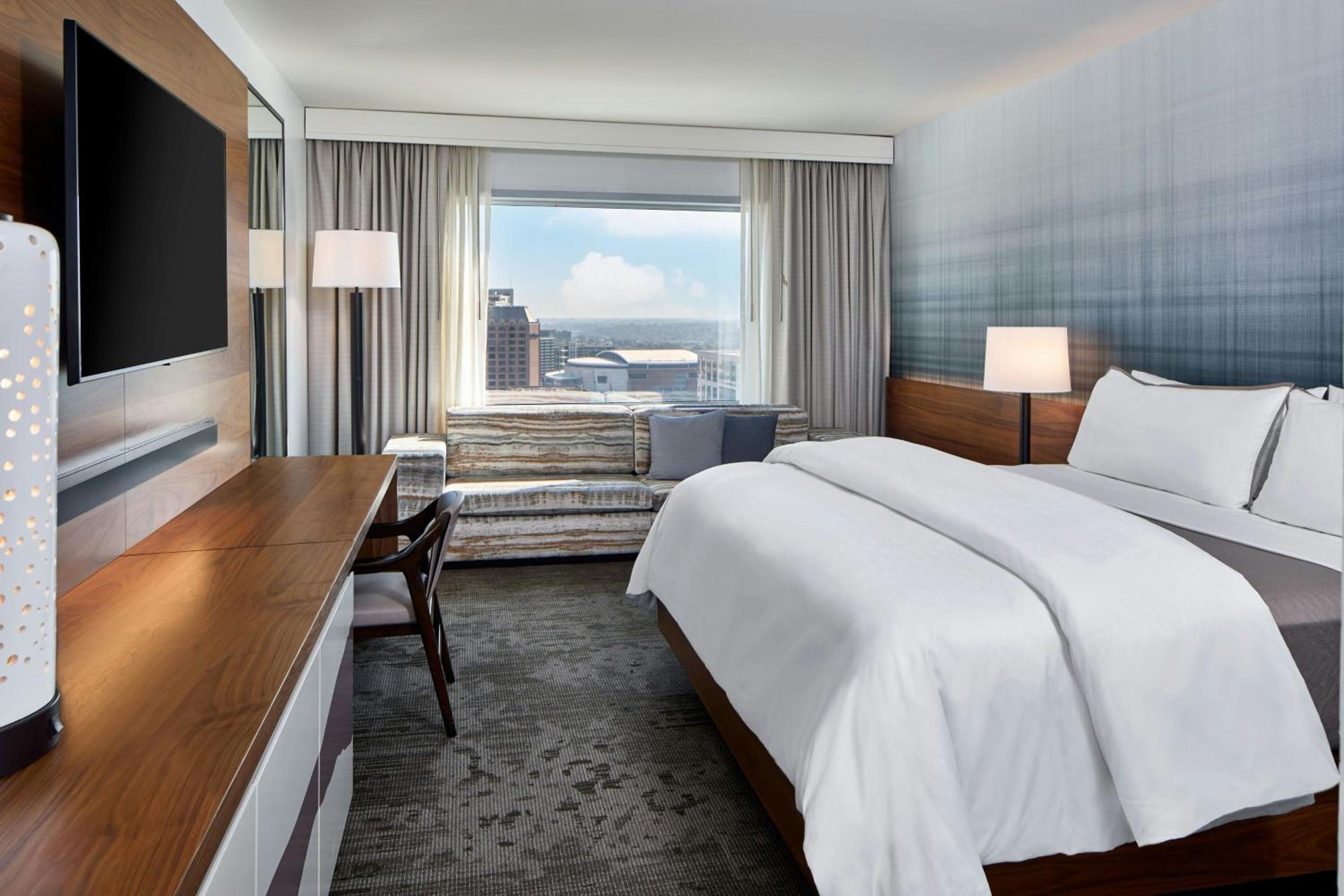 Traditional King Room with Roll-in Shower - Mobility and Hearing Accessible