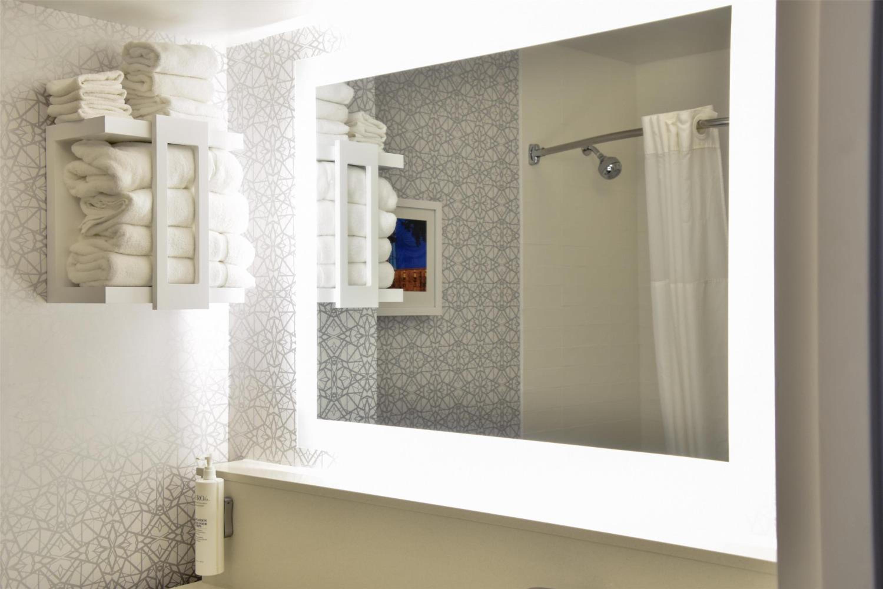 Queen Room with Two Queen Beds and Bath Tub