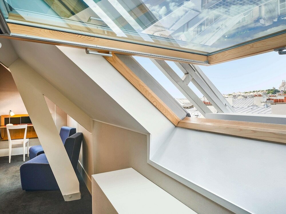 Deluxe Room, 1 King Bed, City View