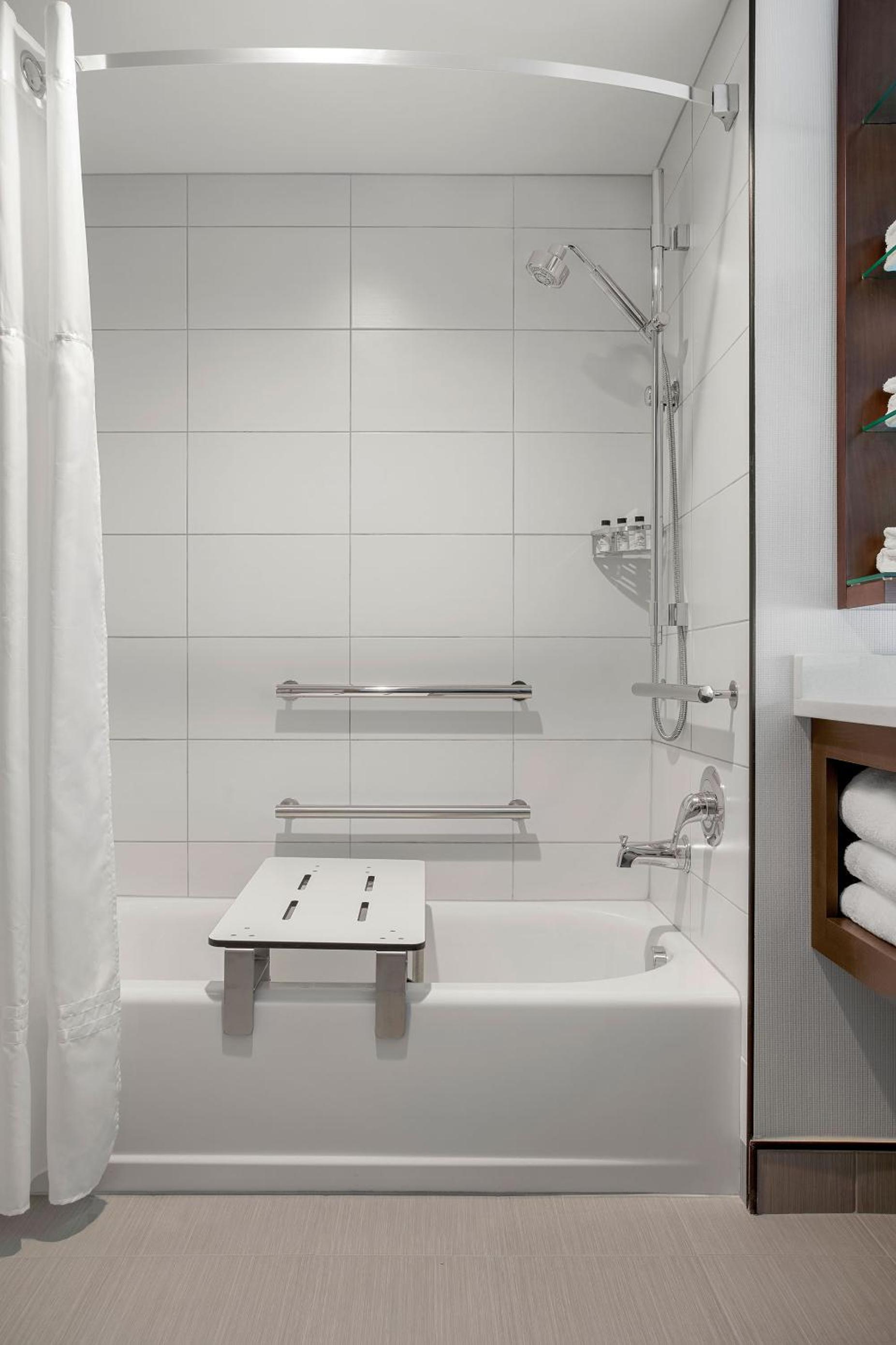 One-Bedroom King Suite with Adapted Tub - Mobility Accessible