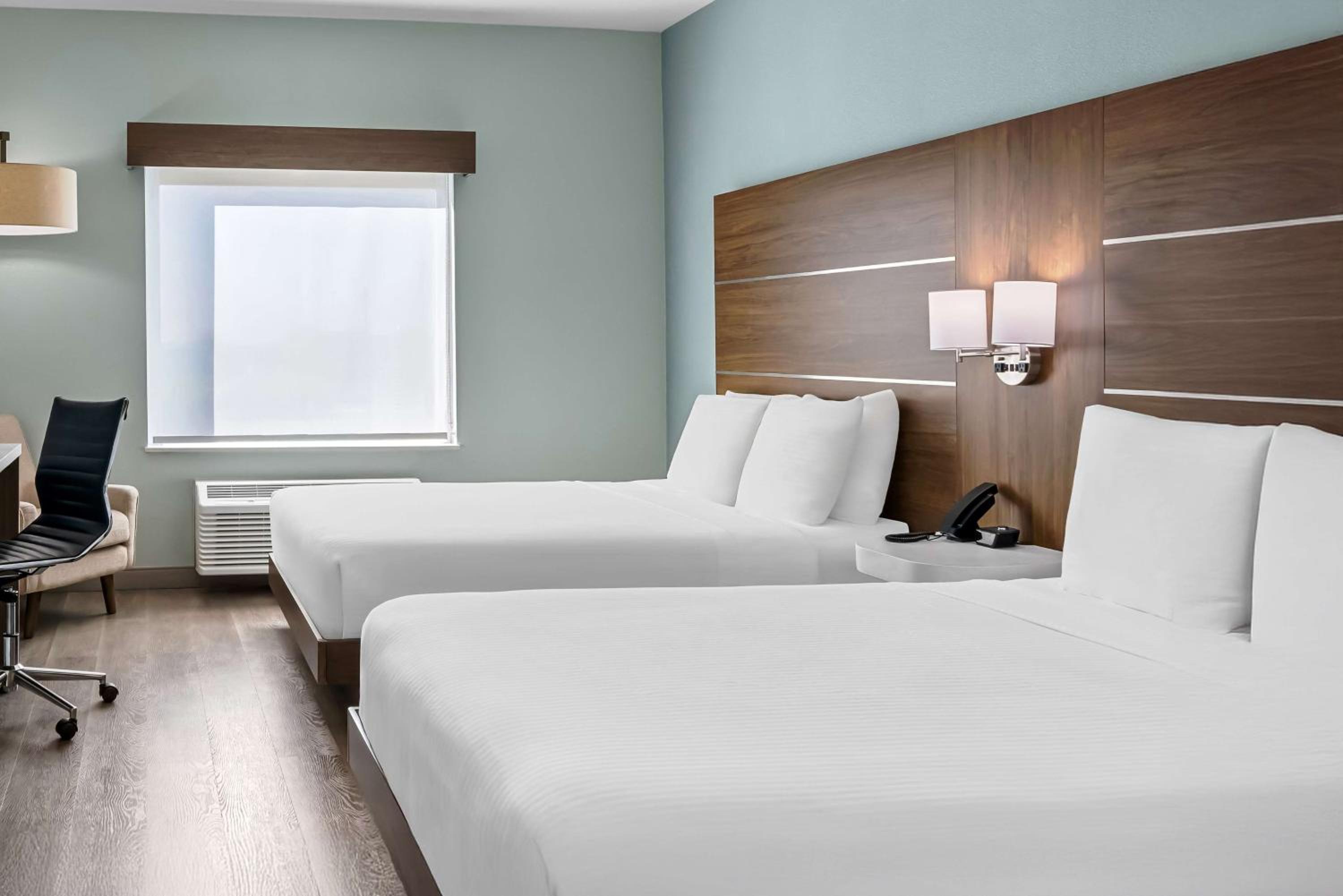 Queen Room with Two Queen Beds with Bath Tub - Mobility Accessible/Non-Smoking