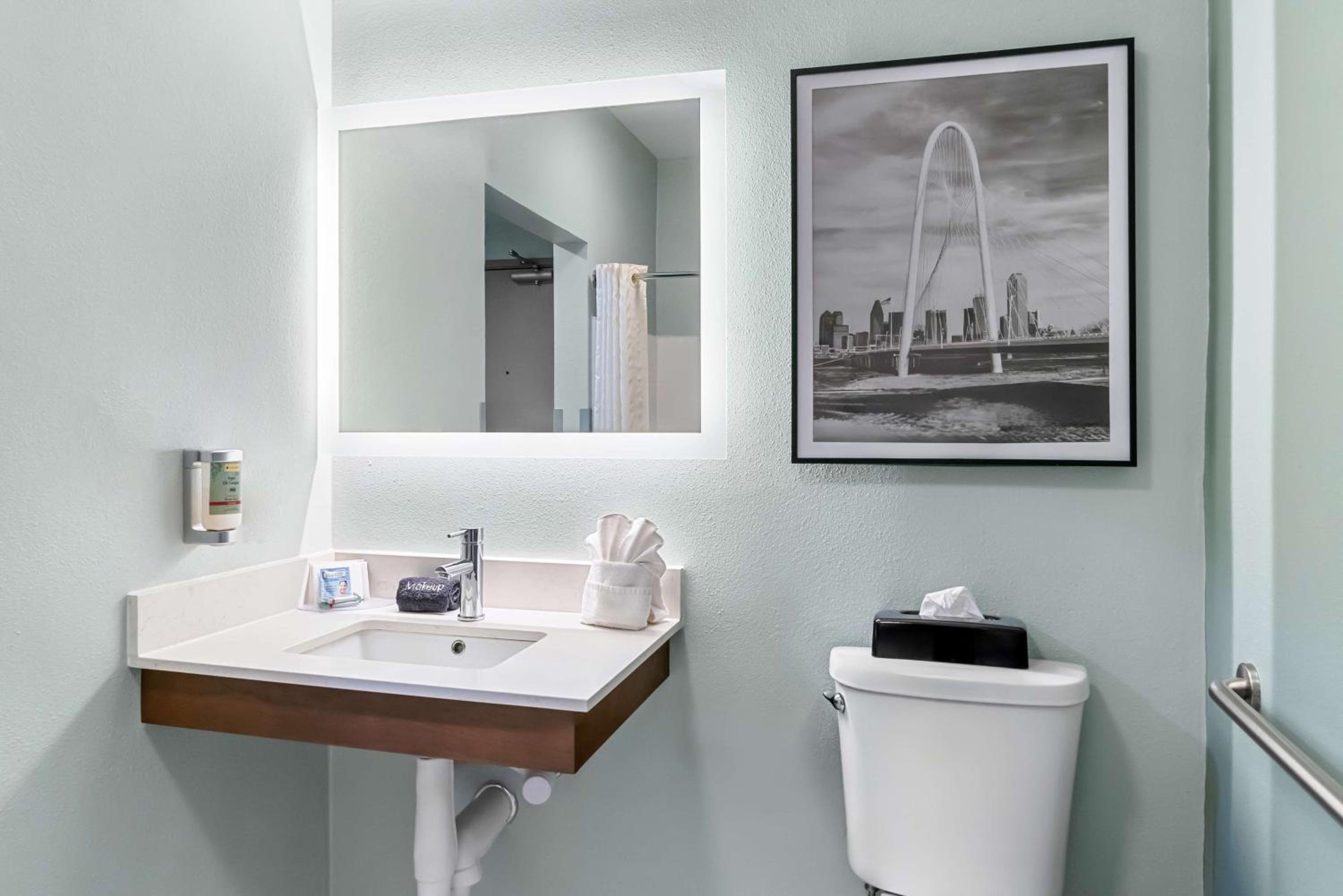 Queen Room with Two Queen Beds with Bath Tub - Mobility Accessible/Non-Smoking