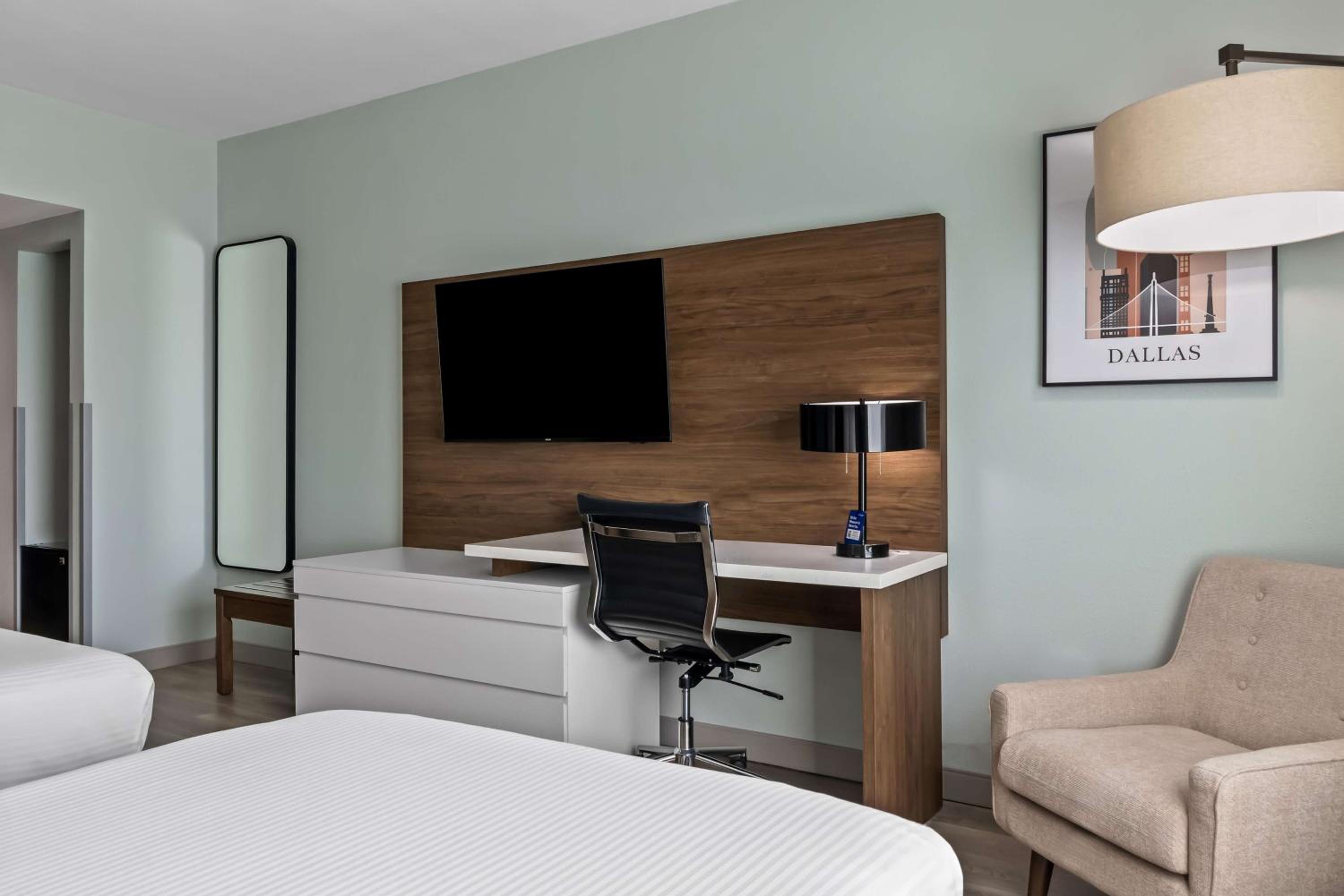 Queen Room with Two Queen Beds with Bath Tub - Mobility Accessible/Non-Smoking