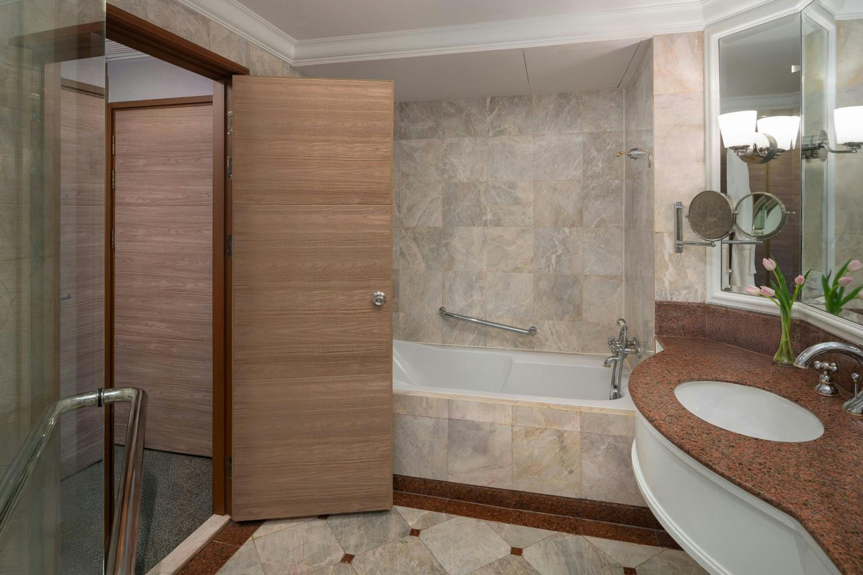 One-Bedroom Executive Suite - Executive Lounge Access