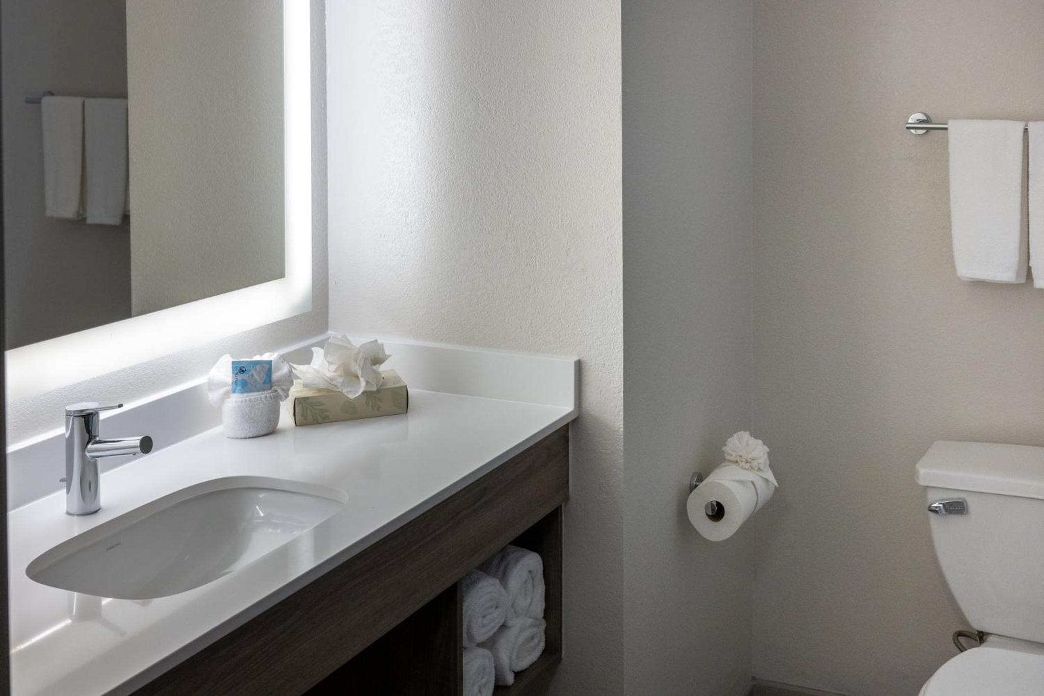 King Suite - Non-Smoking