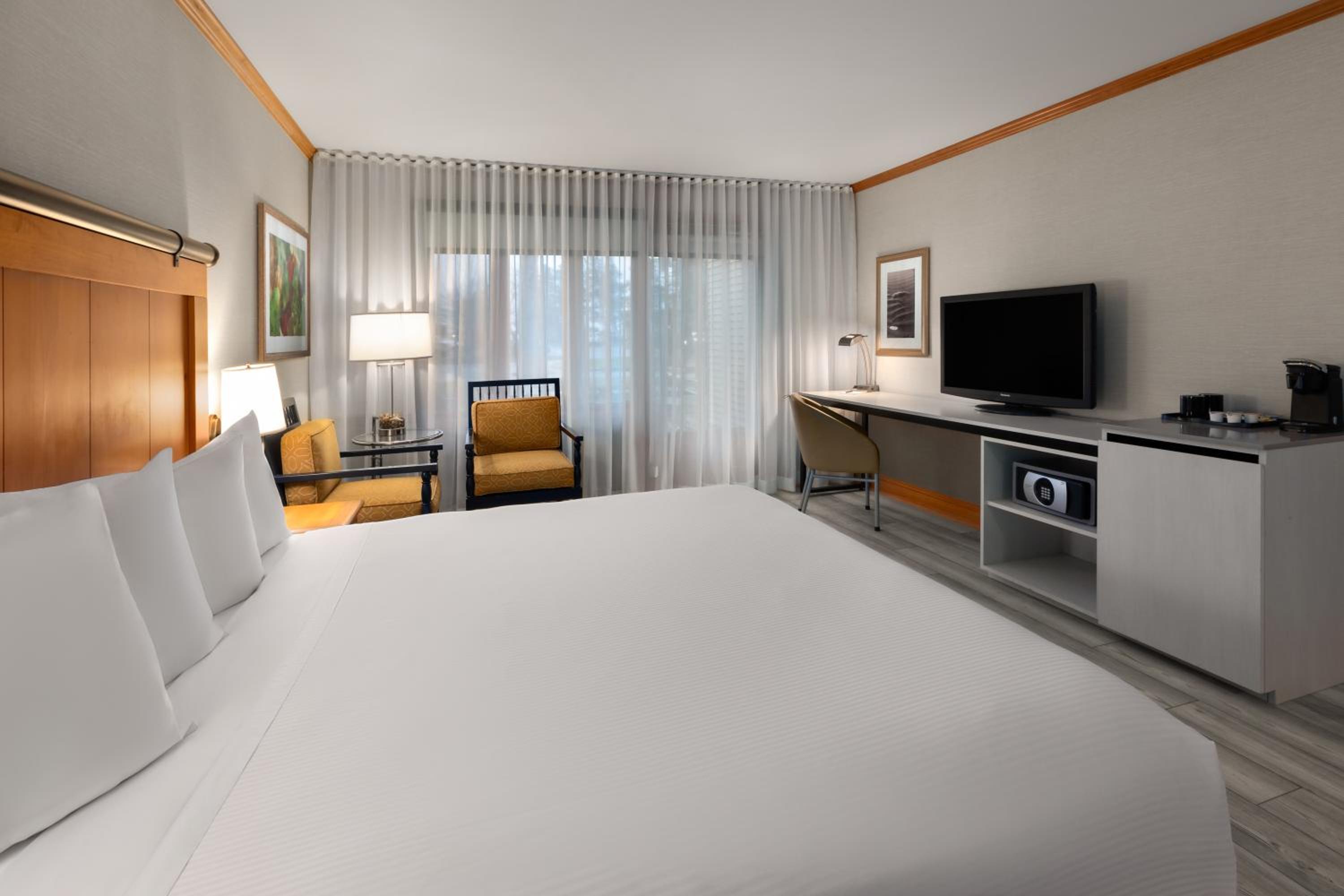 King Room with Roll-In Shower and Patio - Mobility/Hearing Access - Non-Smoking