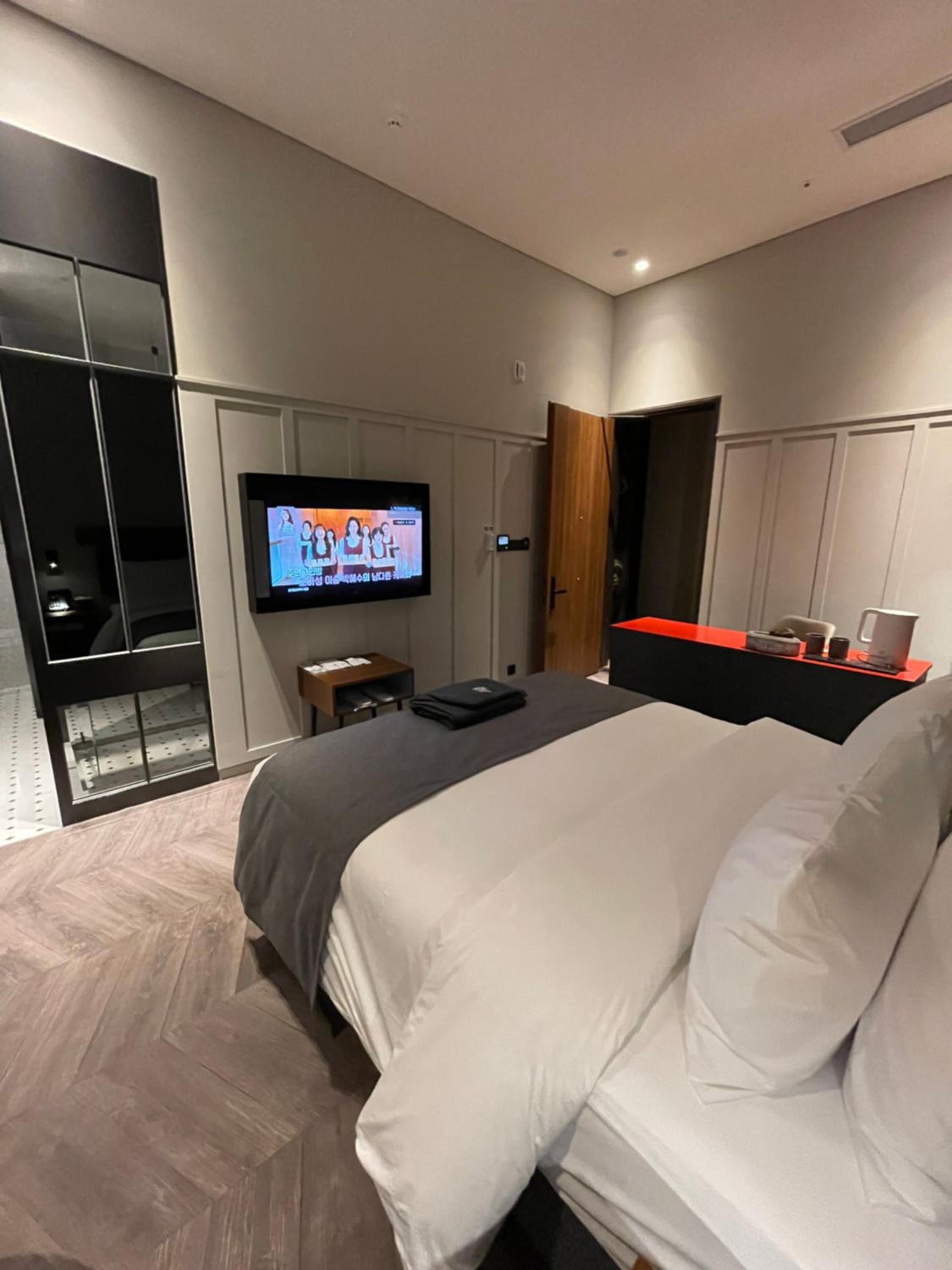 Suite Room- More than 7 nights, 2 times of room cleaning service per week