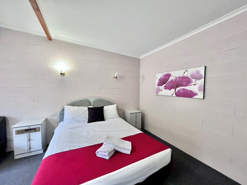 Superior Queen Motel Room