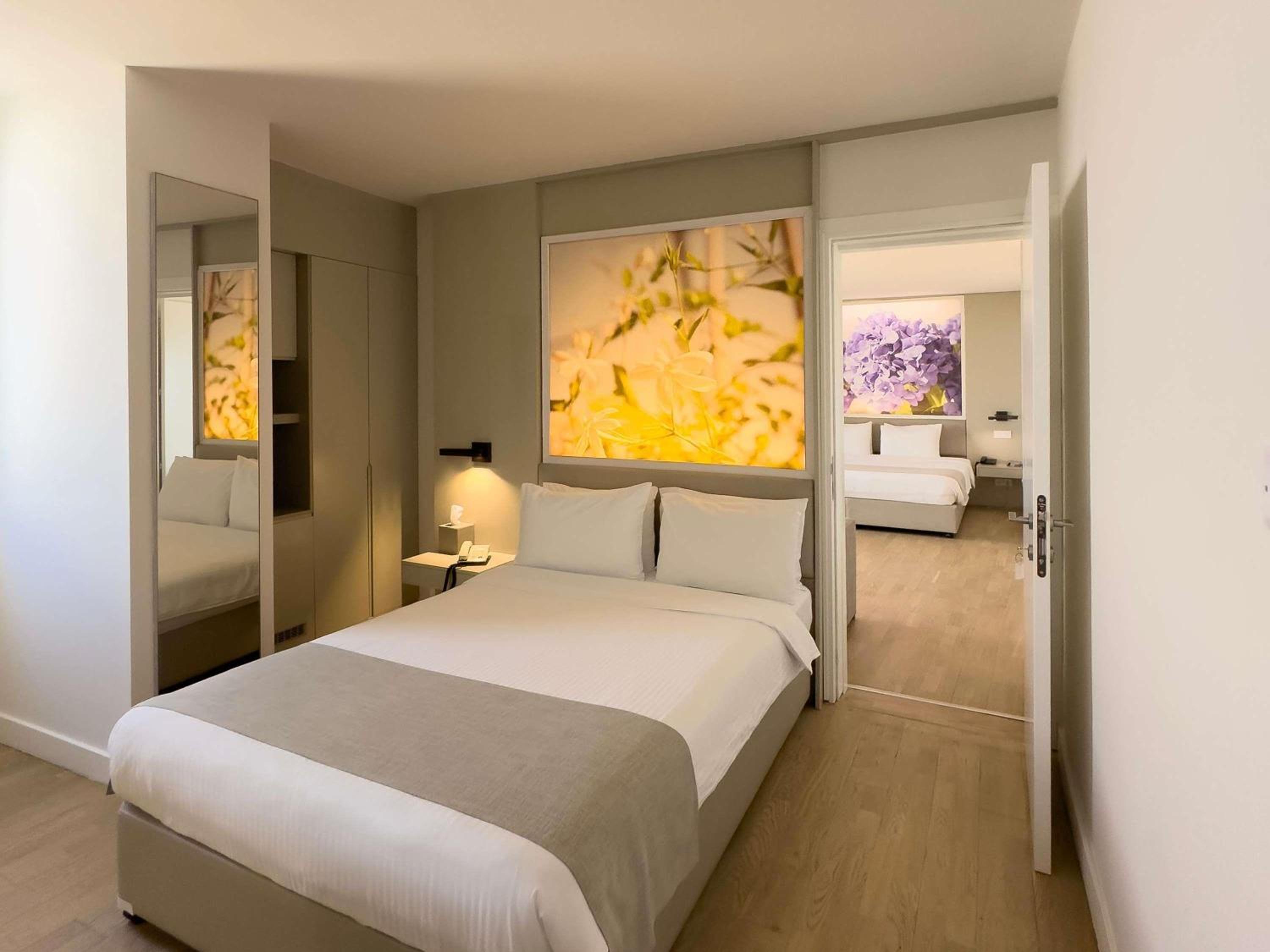 Deluxe King Room with Single Bed