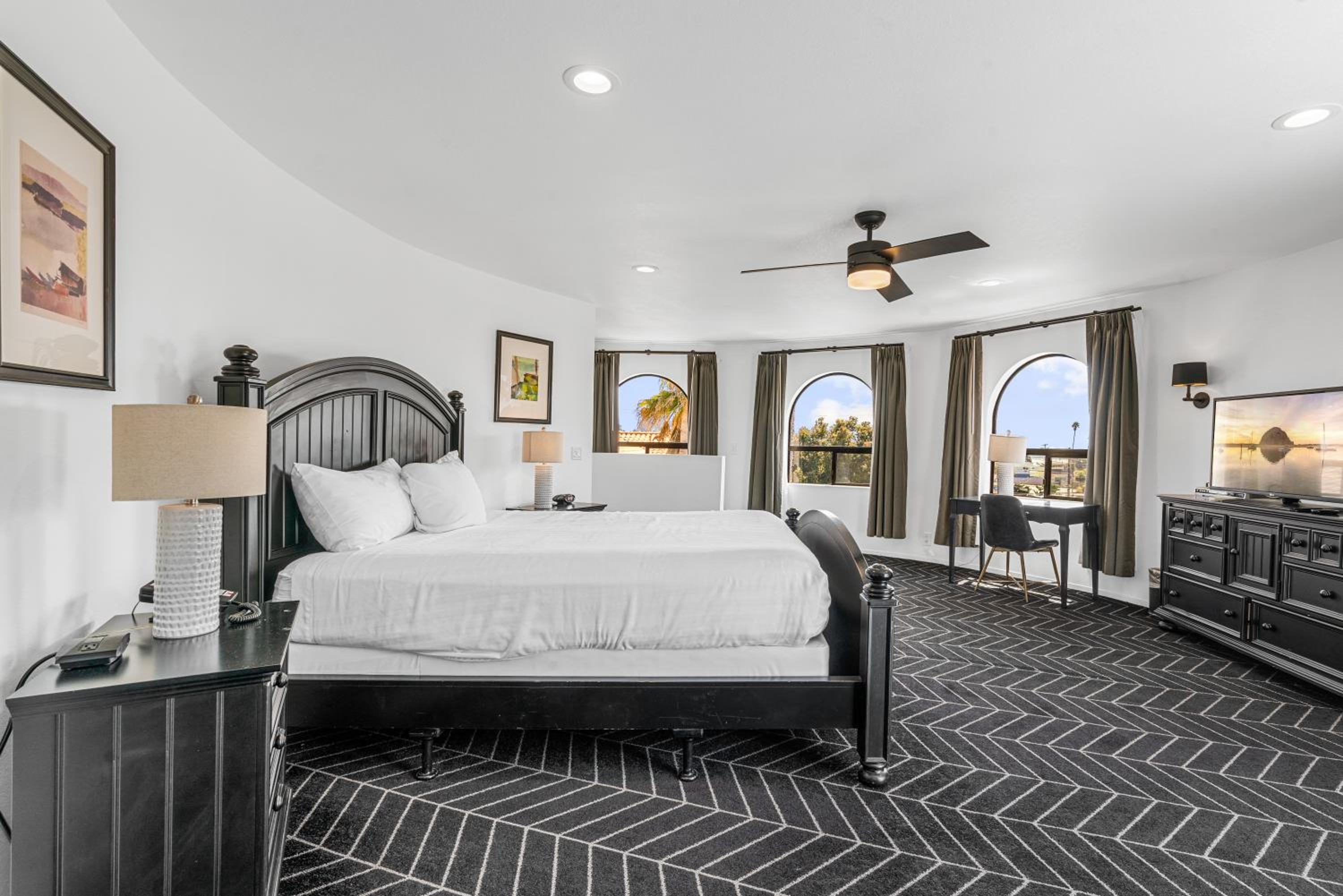 Penthouse Suite, 1 King Bed, Fireplace & Patio, Non-Smoking