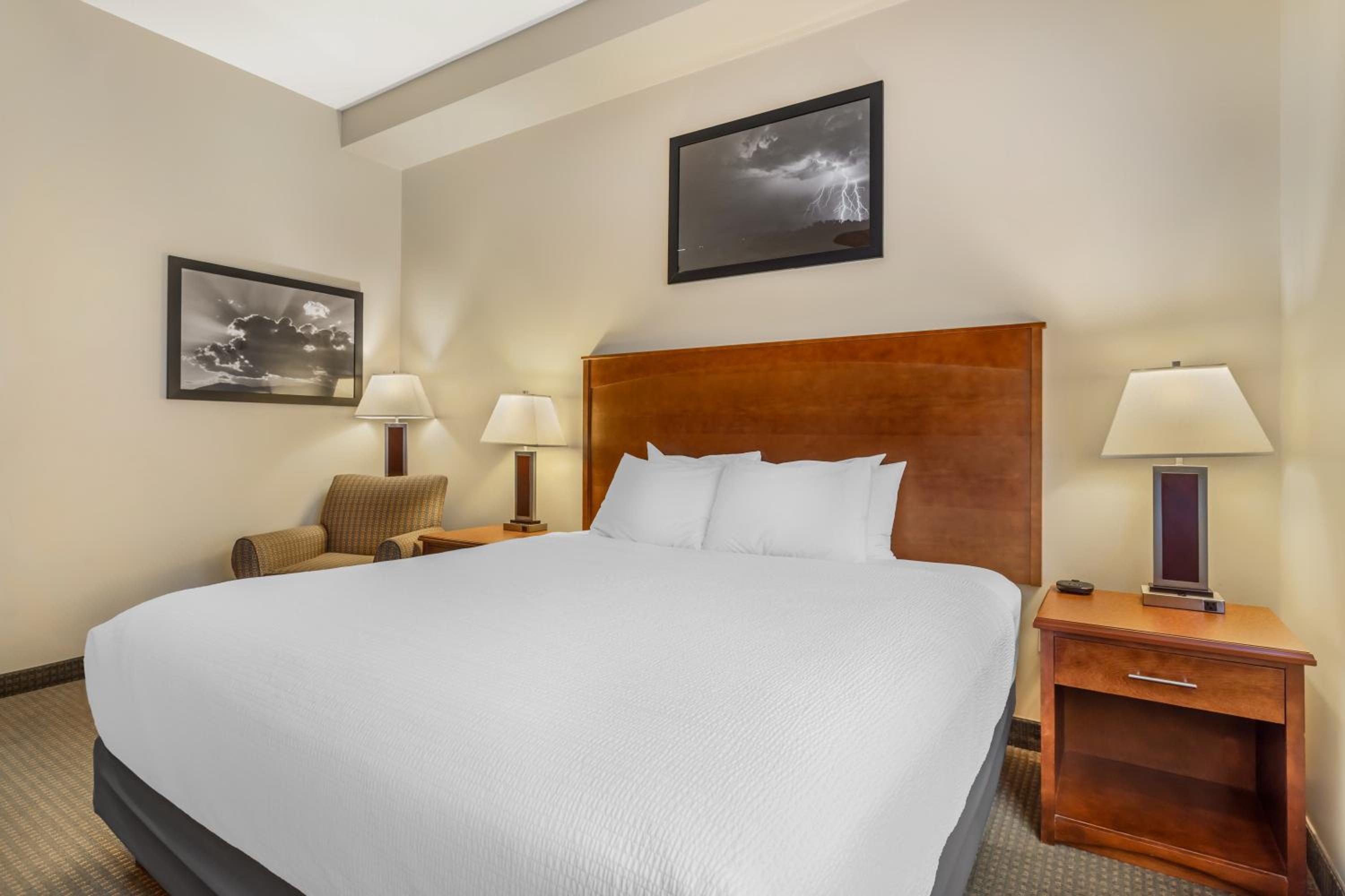 King Room with Roll-in Shower - Disability Access/Non-Smoking