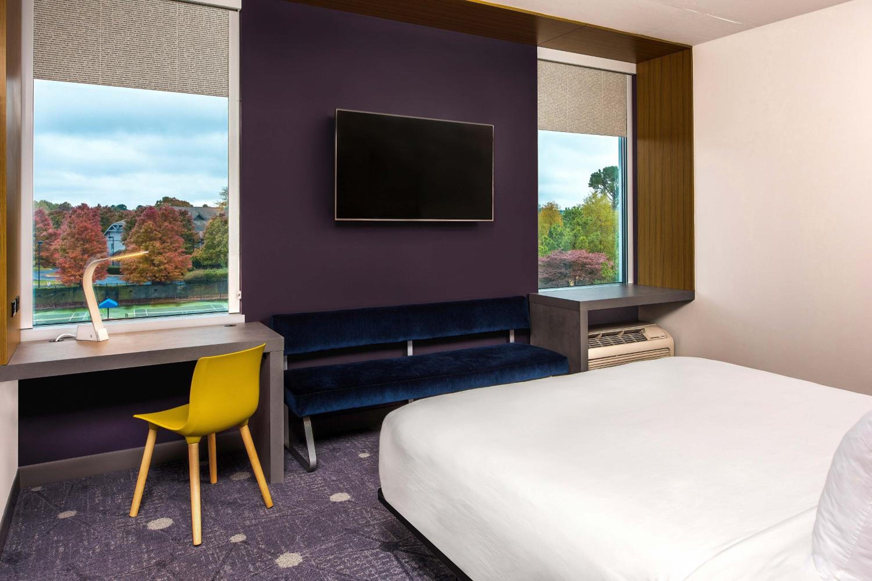 Aloft, 1 King Bed, Guest room, 1 King (Mobility &amp; Hearing Accessible w/ Roll-in Shower)