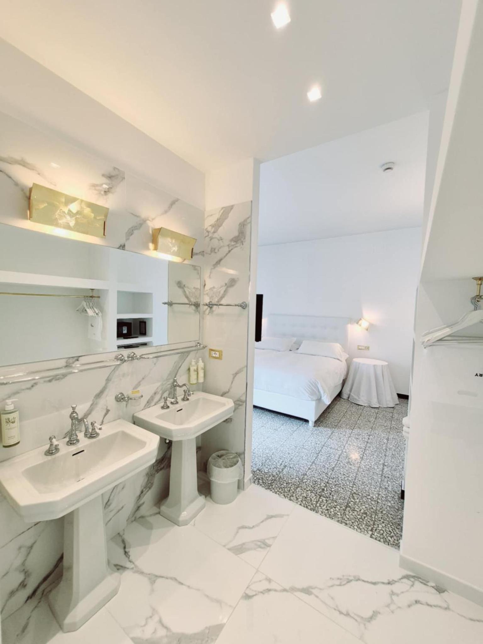 Deluxe Suite with Spa Bath