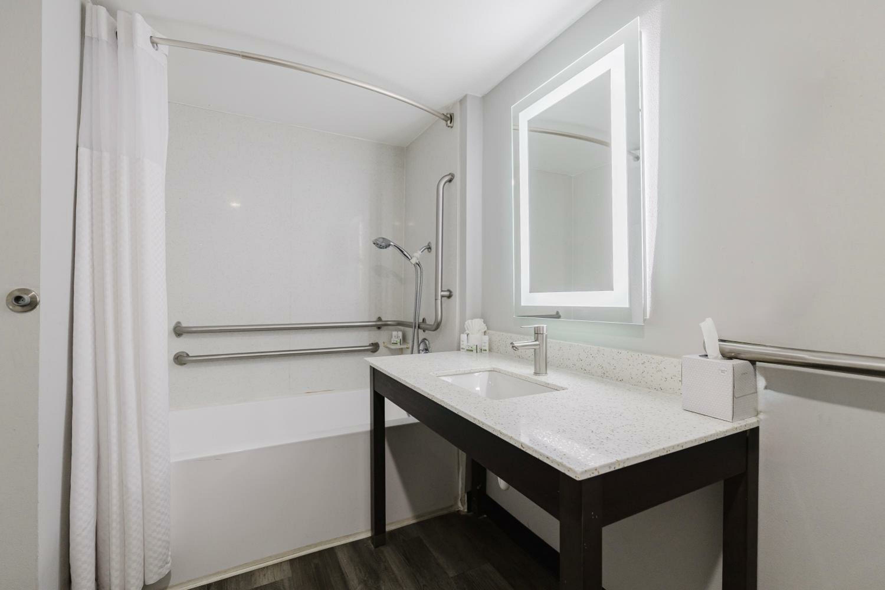 Queen Room with Two Queen Beds and Bath Tub - Mobility Accessible/Non-Smoking