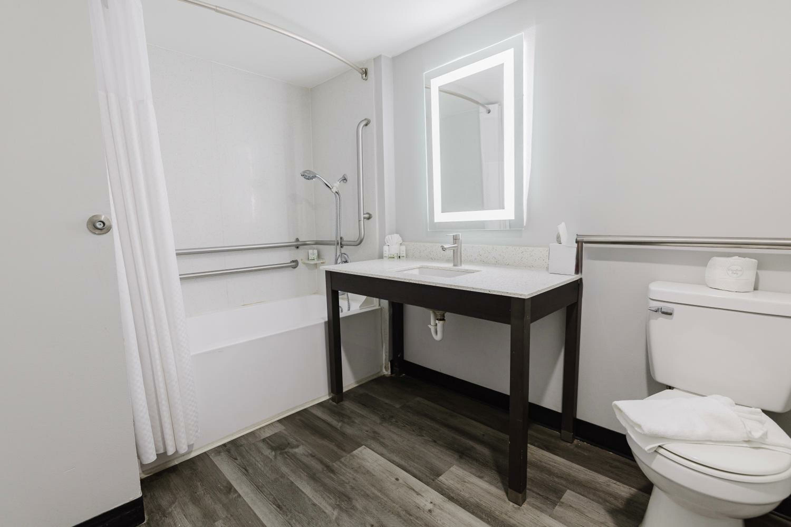 Queen Room with Two Queen Beds and Bath Tub - Mobility Accessible/Non-Smoking