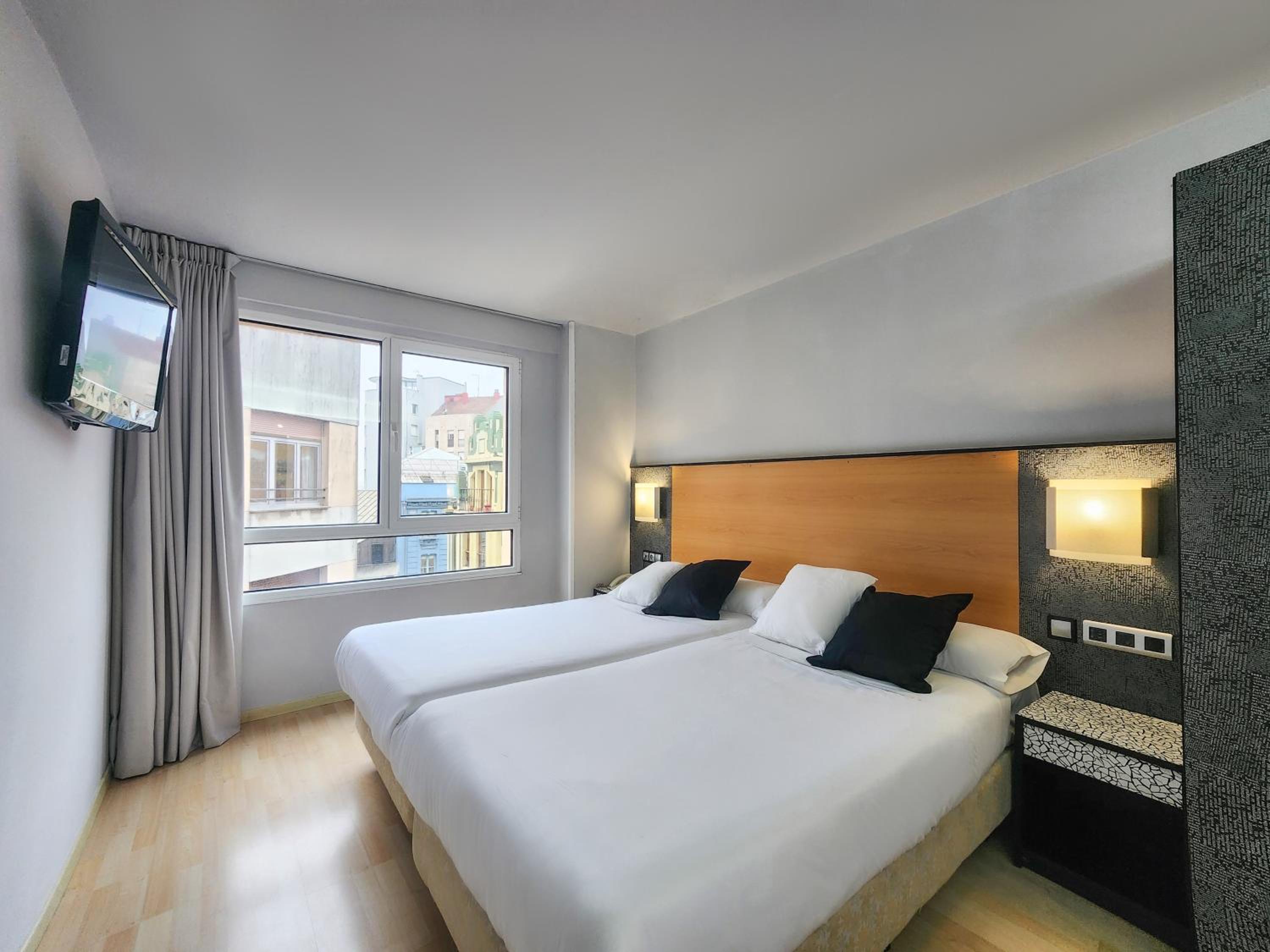 2 single beds with sofa