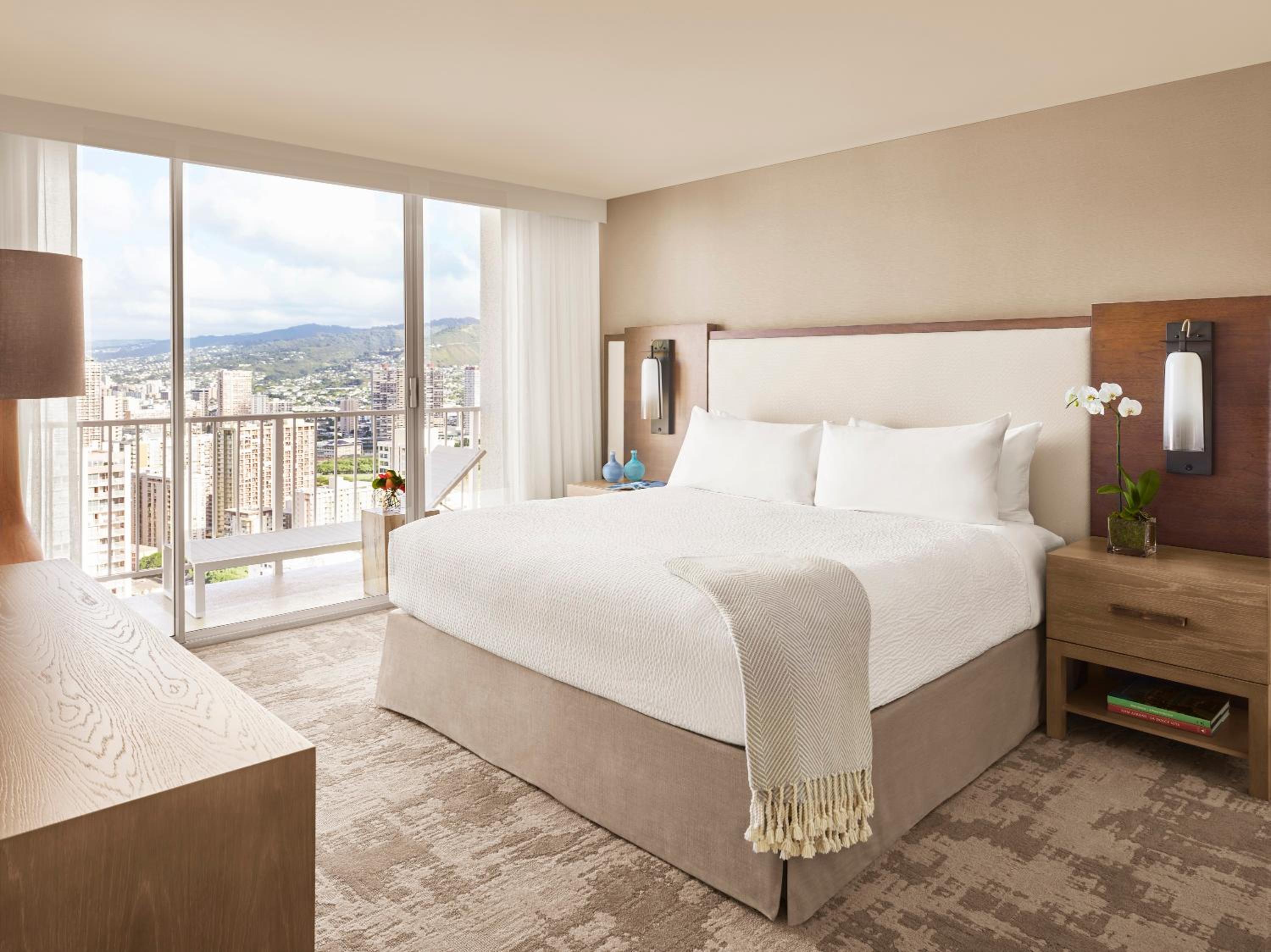 Waikiki Mountain View 1 King