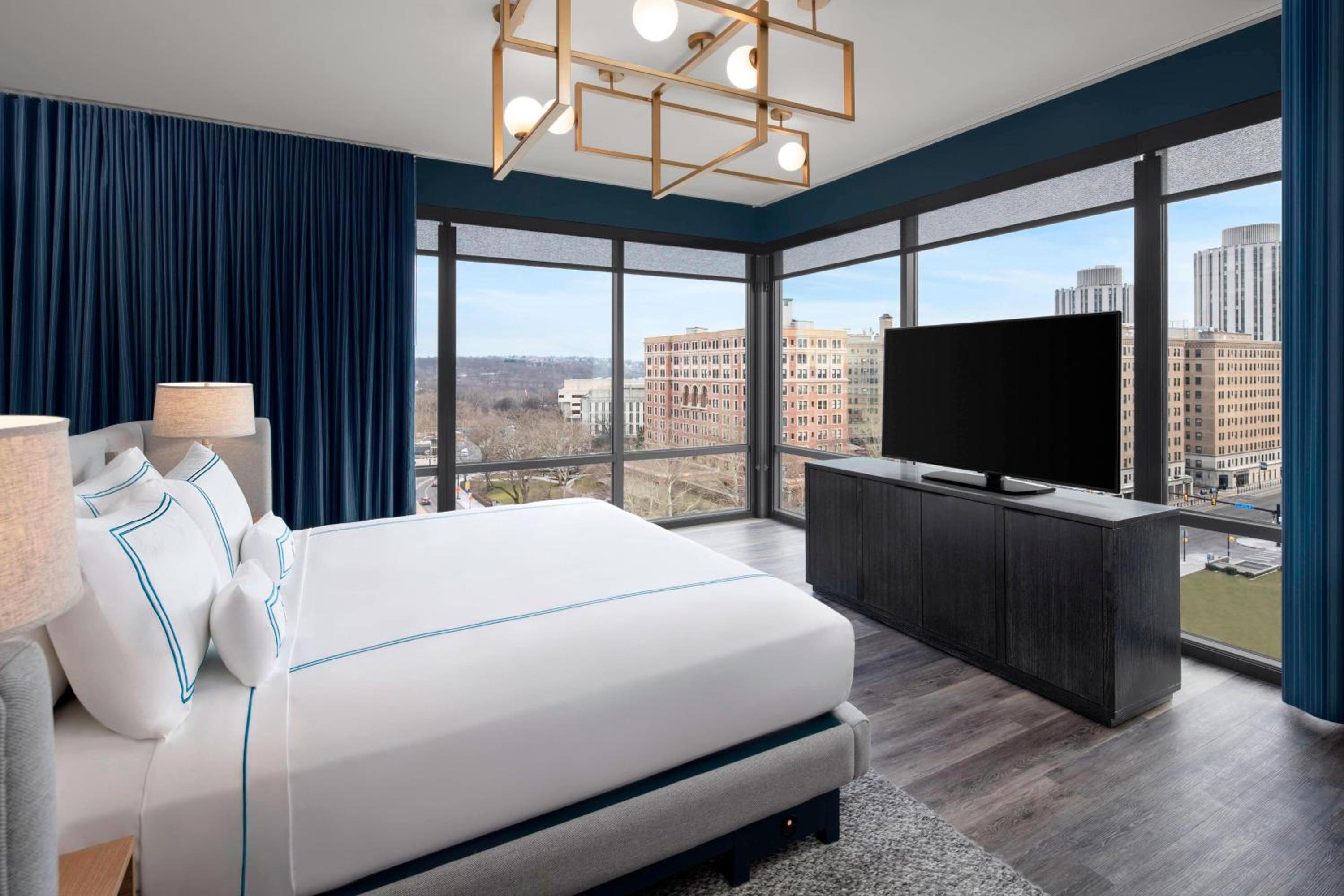 Studio Corner King Suite with View -Mobility/Hearing Accessible with Roll-In Shower