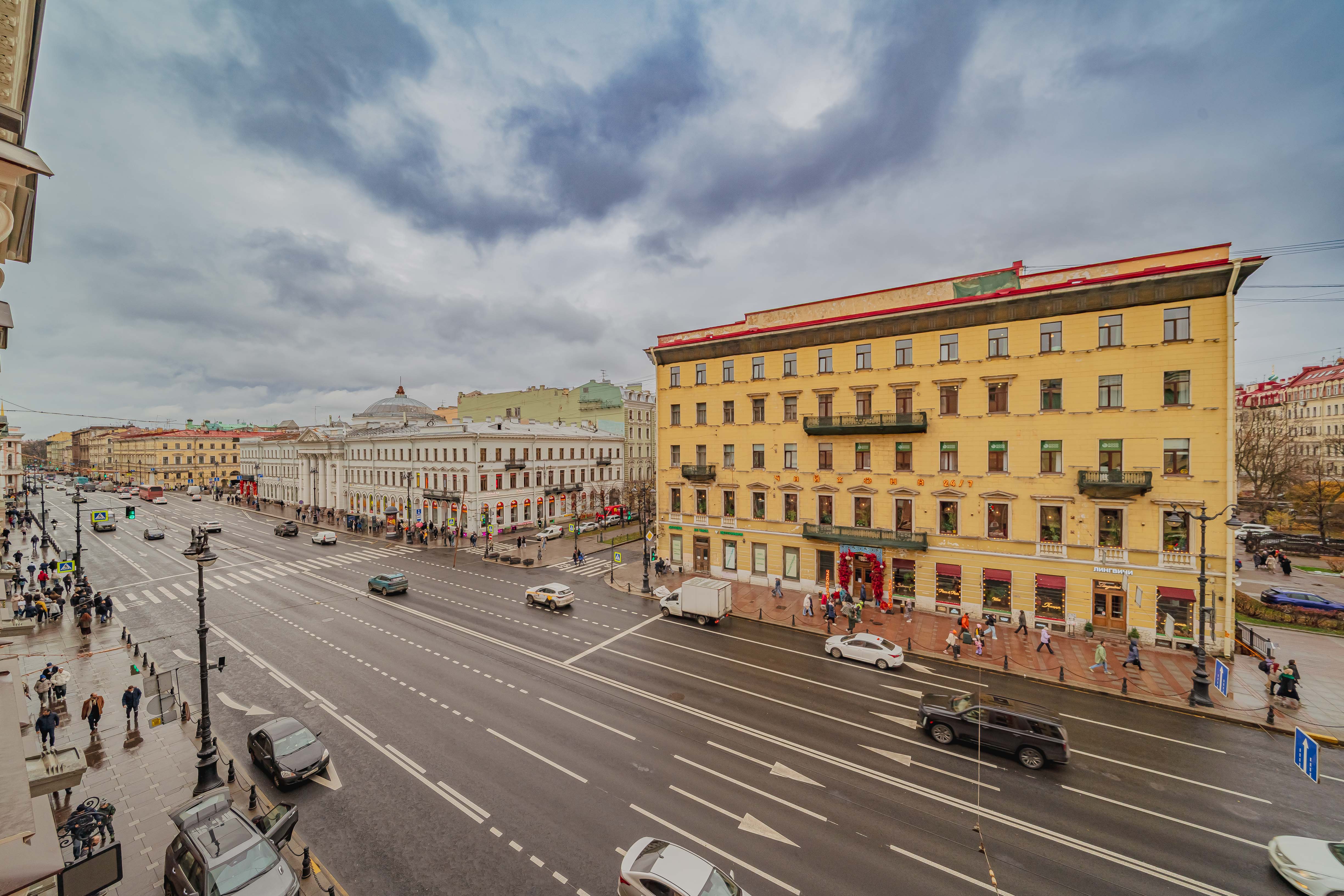 4-местная комната со своим санузлом и видом на Невский проспект