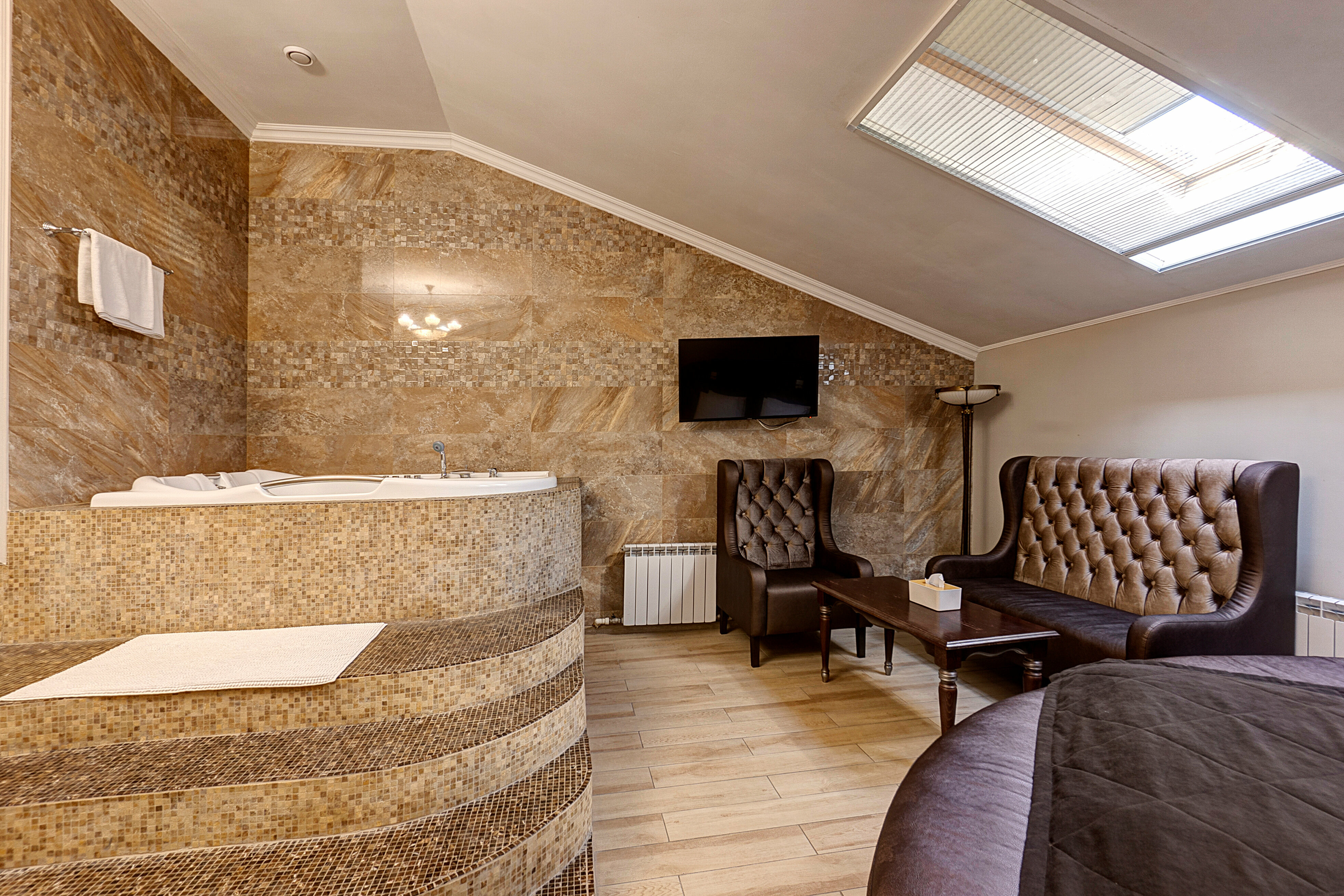 УЛУЧШЕННЫЙ НОМЕР "ДЖУНИОР СЮИТ С ДЖАКУЗИ"