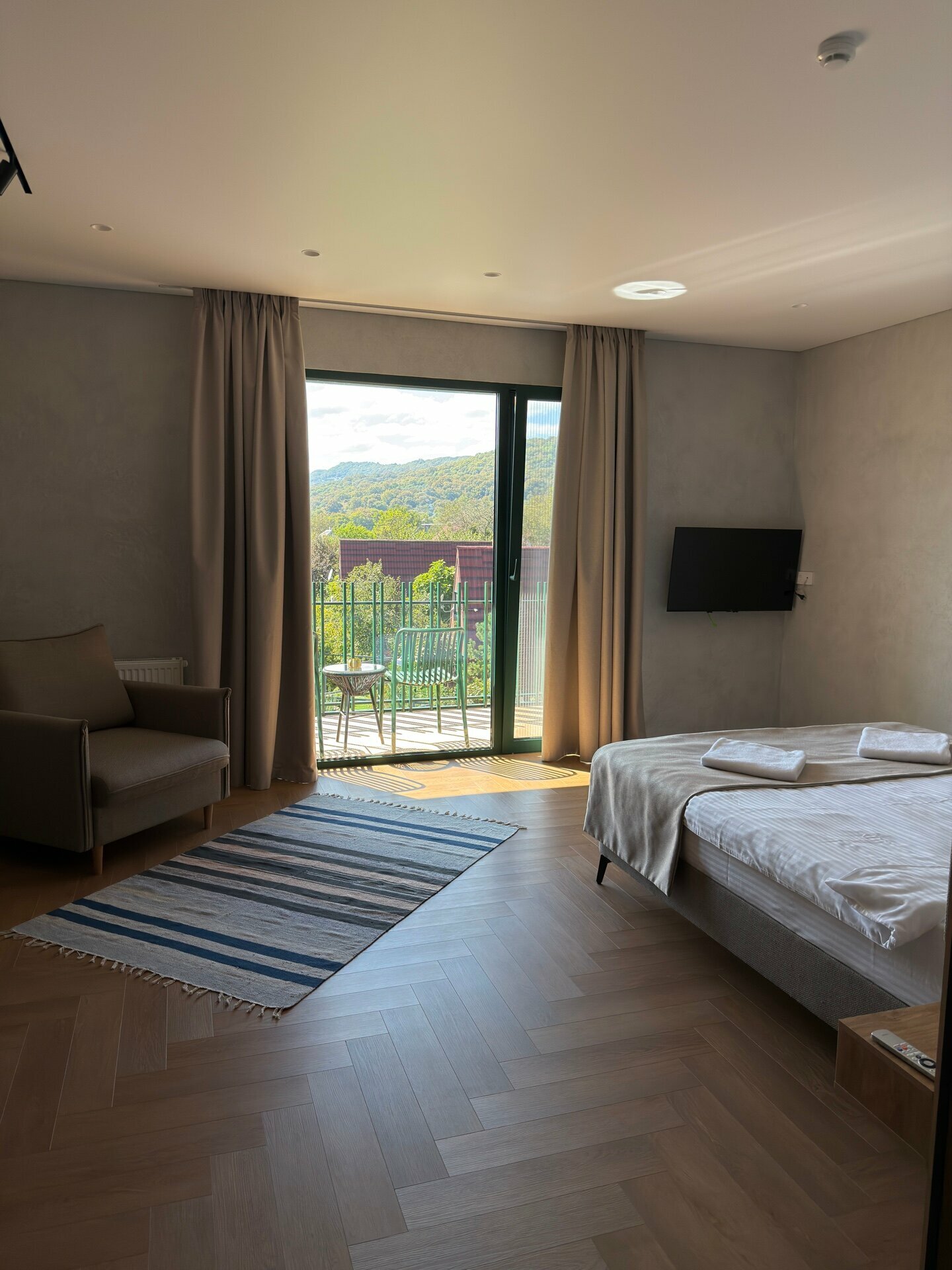 Трехместный номер с видом на бассейн