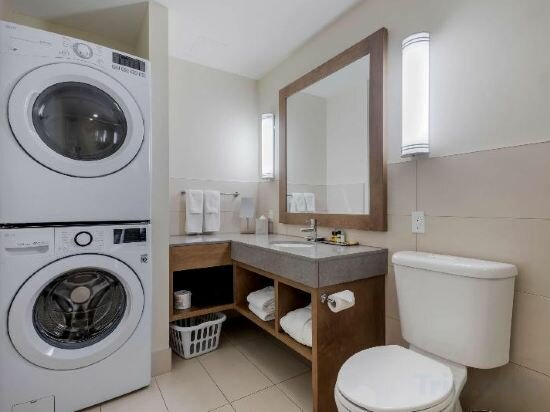 Suite-1 Queen Bed, Non-Smoking, Kitchenette, Washer And Dryer, Shower Only