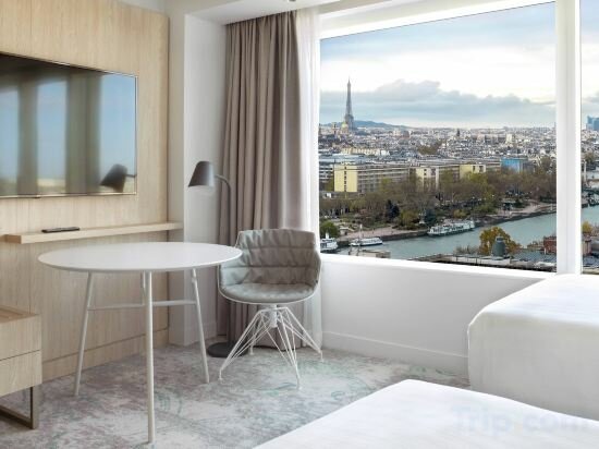 Twin Room With Eiffel Tower View
