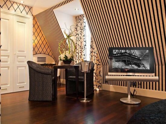 Junior Suite With View Of The Eiffel Tower