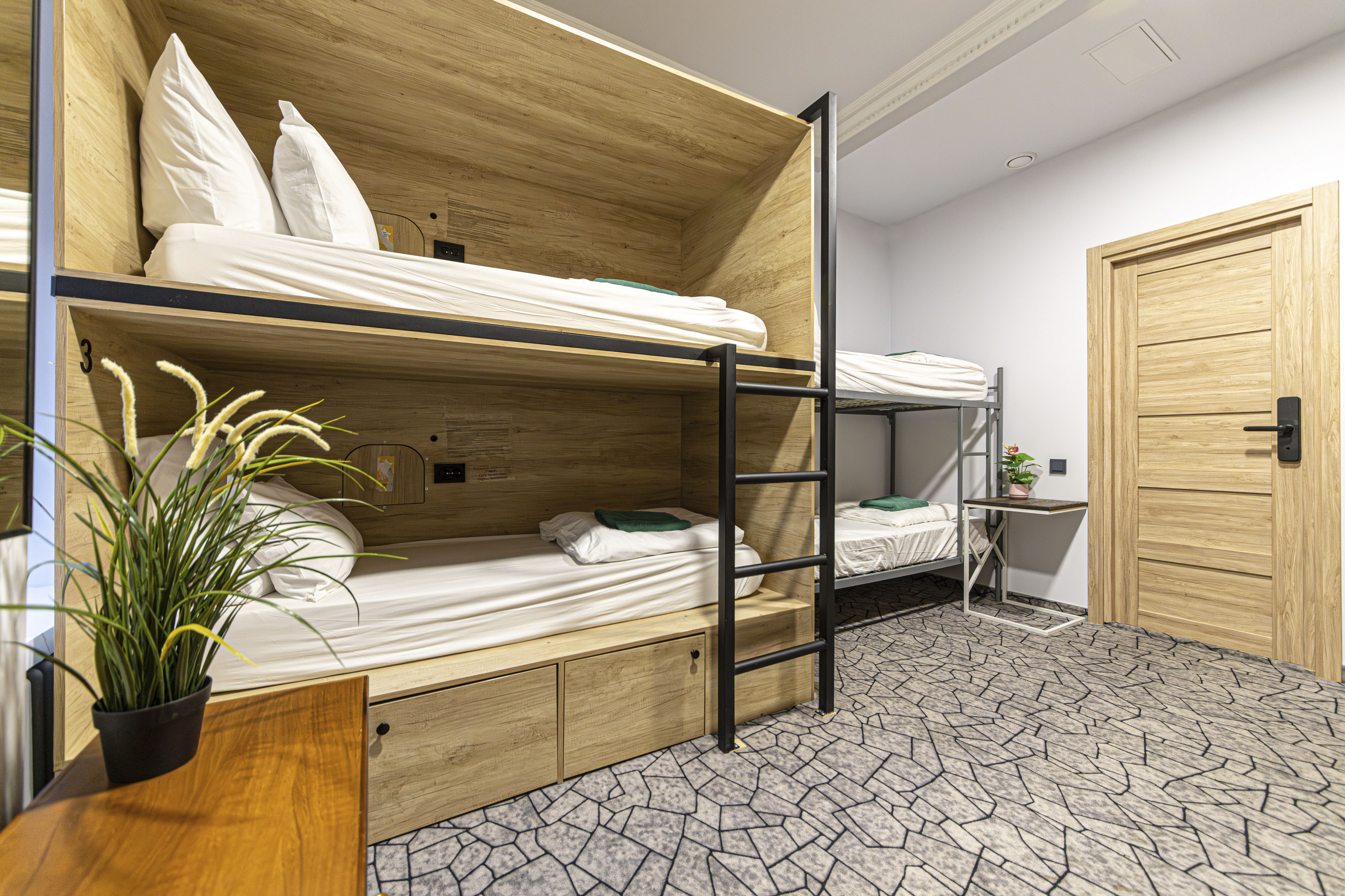 Спальное место на двухъярусной кровати в общем номере для женщин