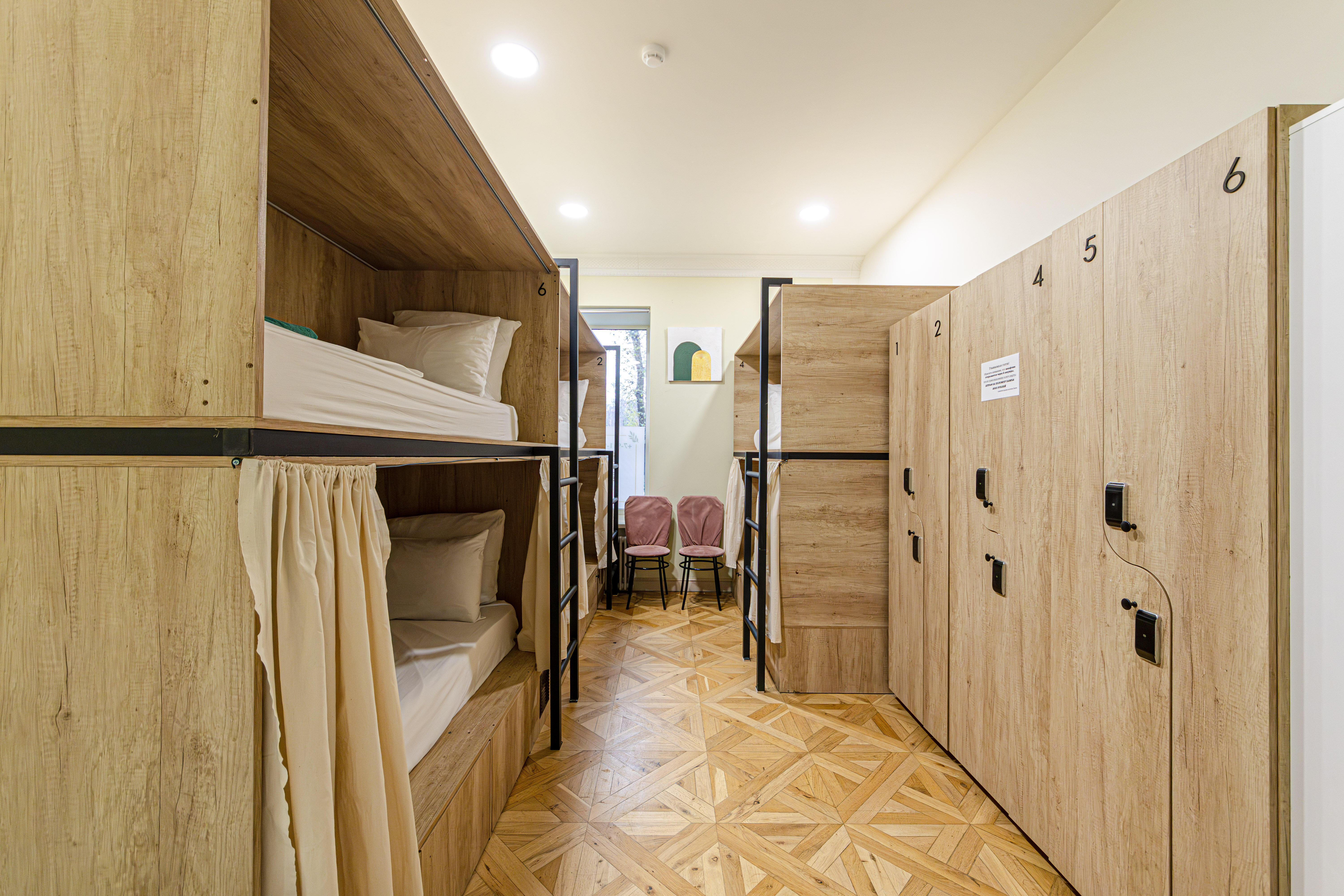 Спальное место на двухъярусной кровати в общем номере для женщин