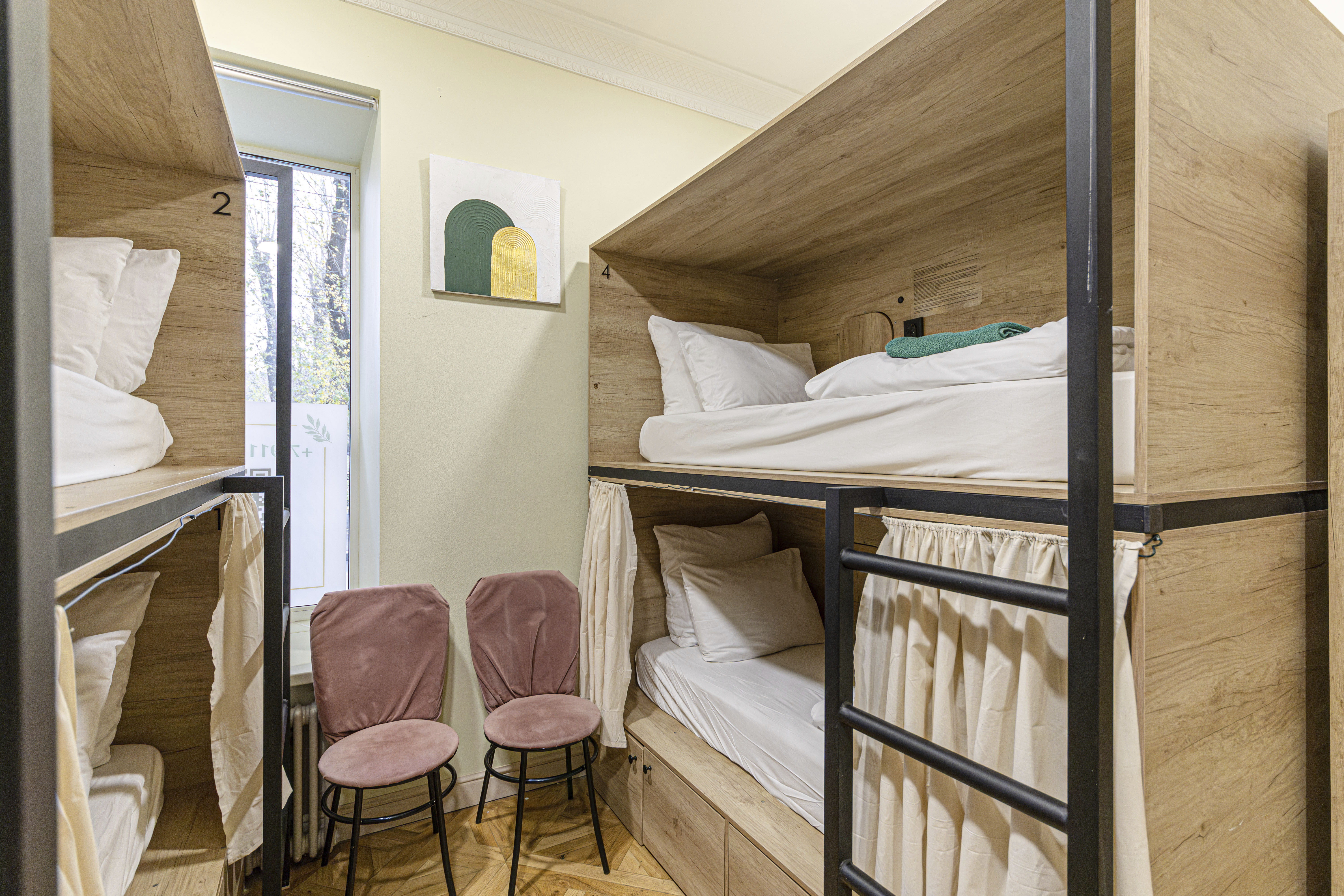 Спальное место на двухъярусной кровати в общем номере для женщин