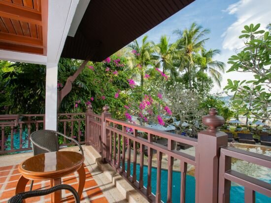 Lagoon Poolside With Bathtub