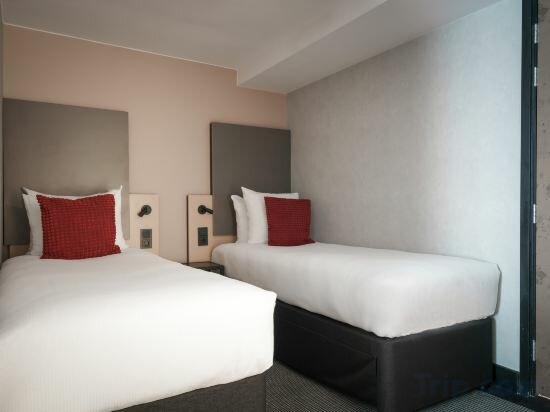 Souterrain Twin Room (Below Street Level With Limited View, No Lift Access)