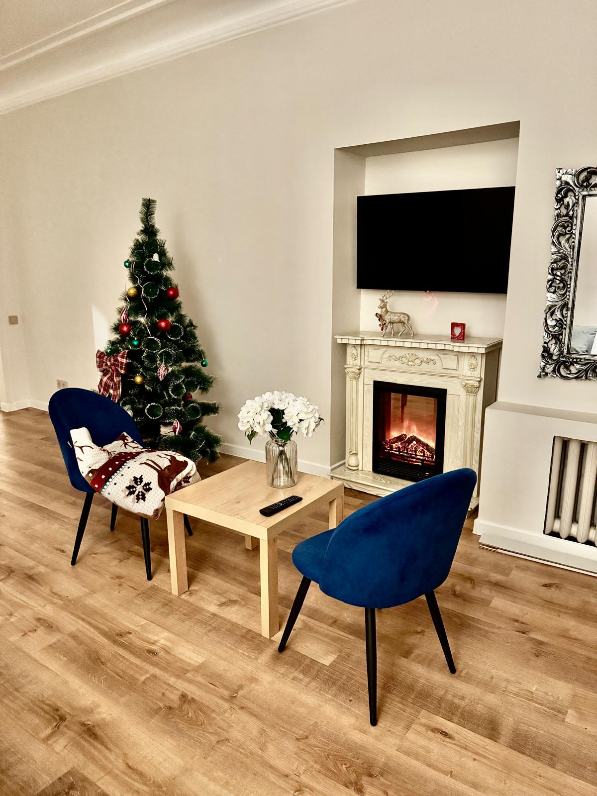 Огромный номер 35 метров c новым ремонтом, кроватью 160 на 200, удобным раскладывающимся диваном 160 на 200 и санузлом из мраморной плитки в номере