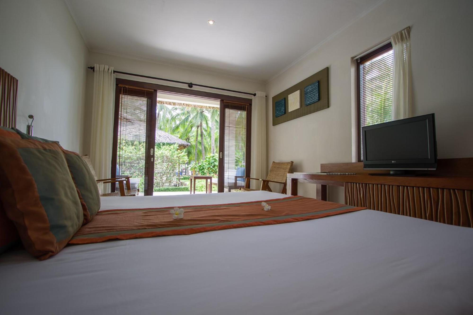 Bungalow with Terrace and Garden View