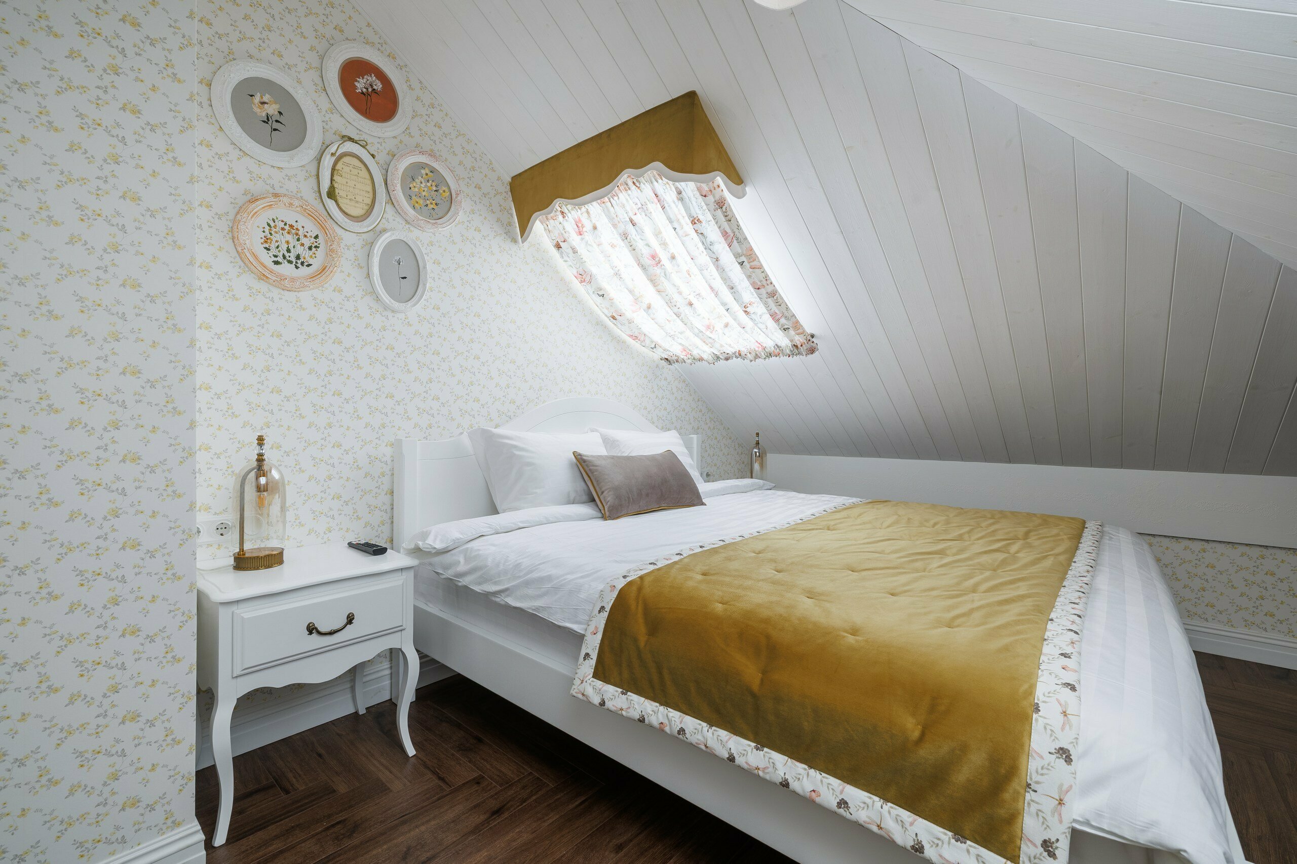 Стандарт мансардный dbl  «Вальс цветов»