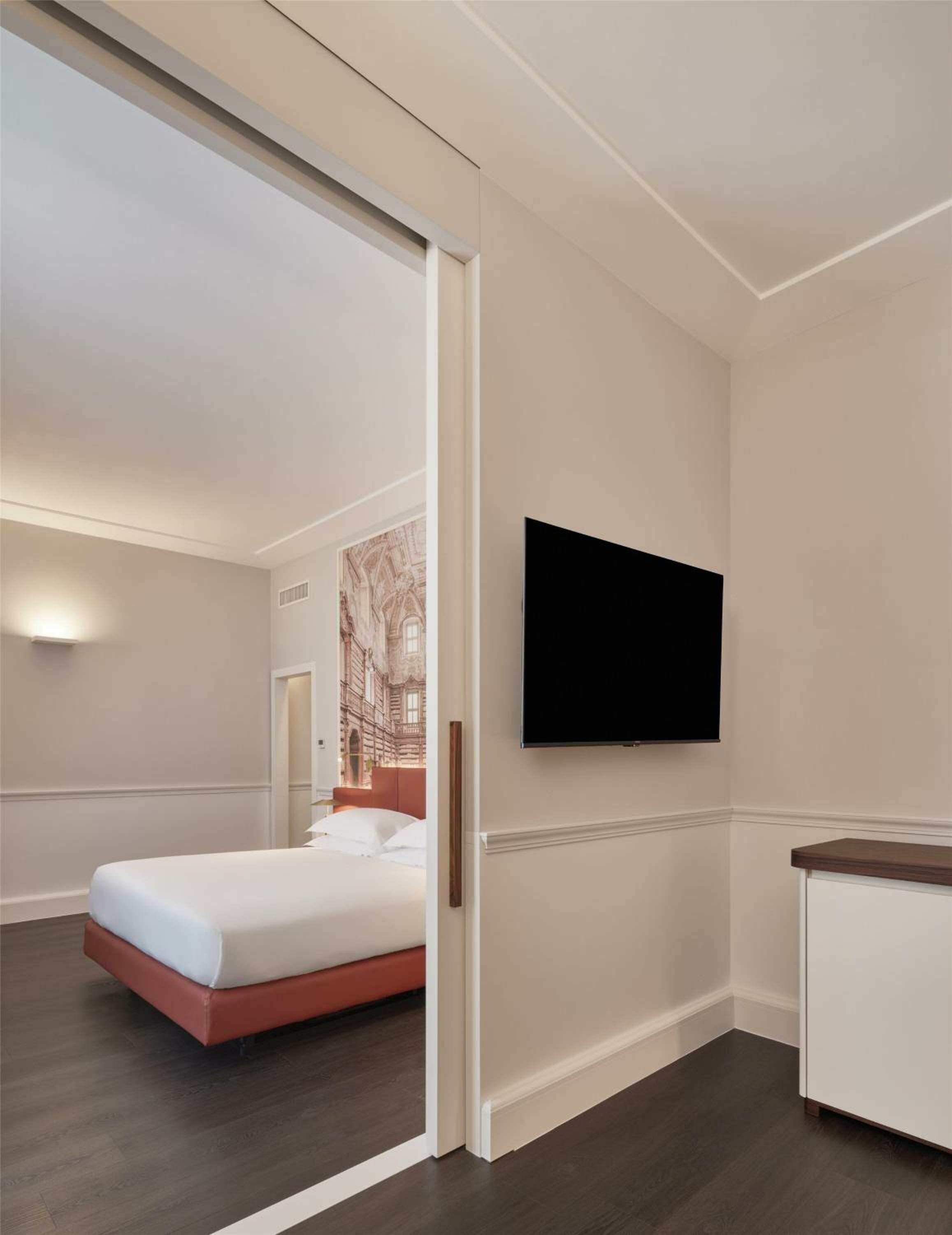 One-Bedroom Queen Suite