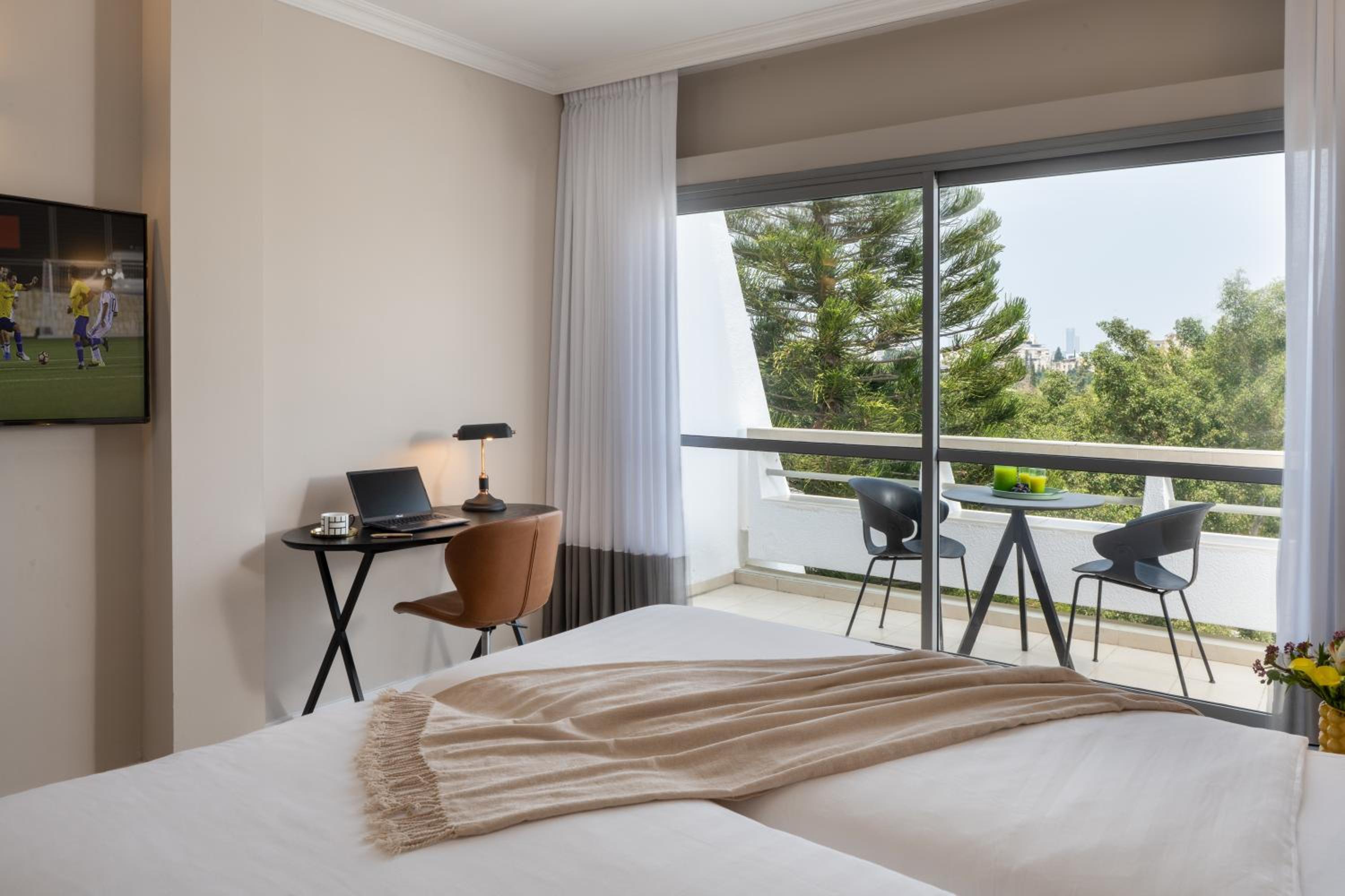 Business Room with Balcony 