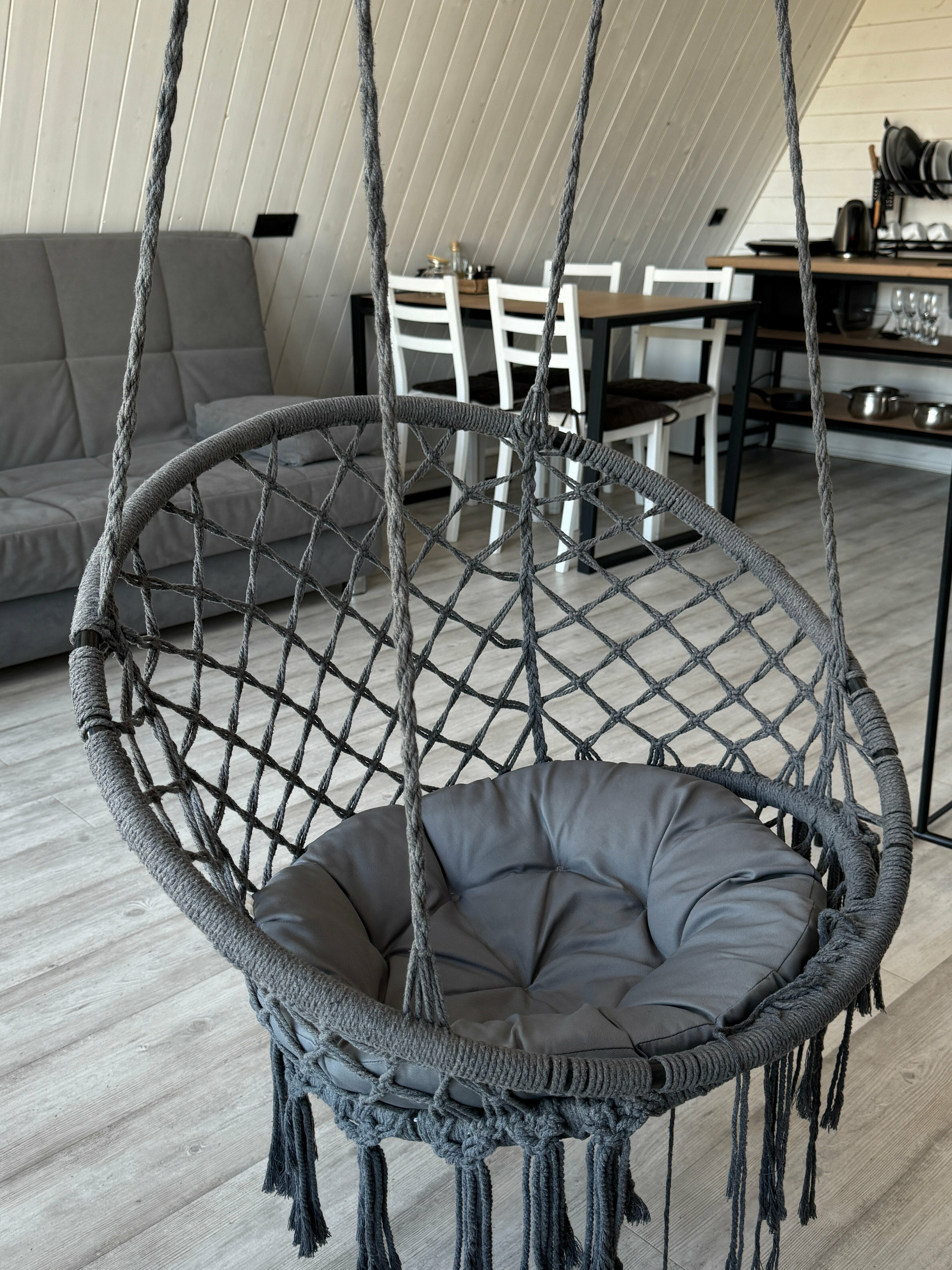 Треугольный дом со спальней на втором этаже