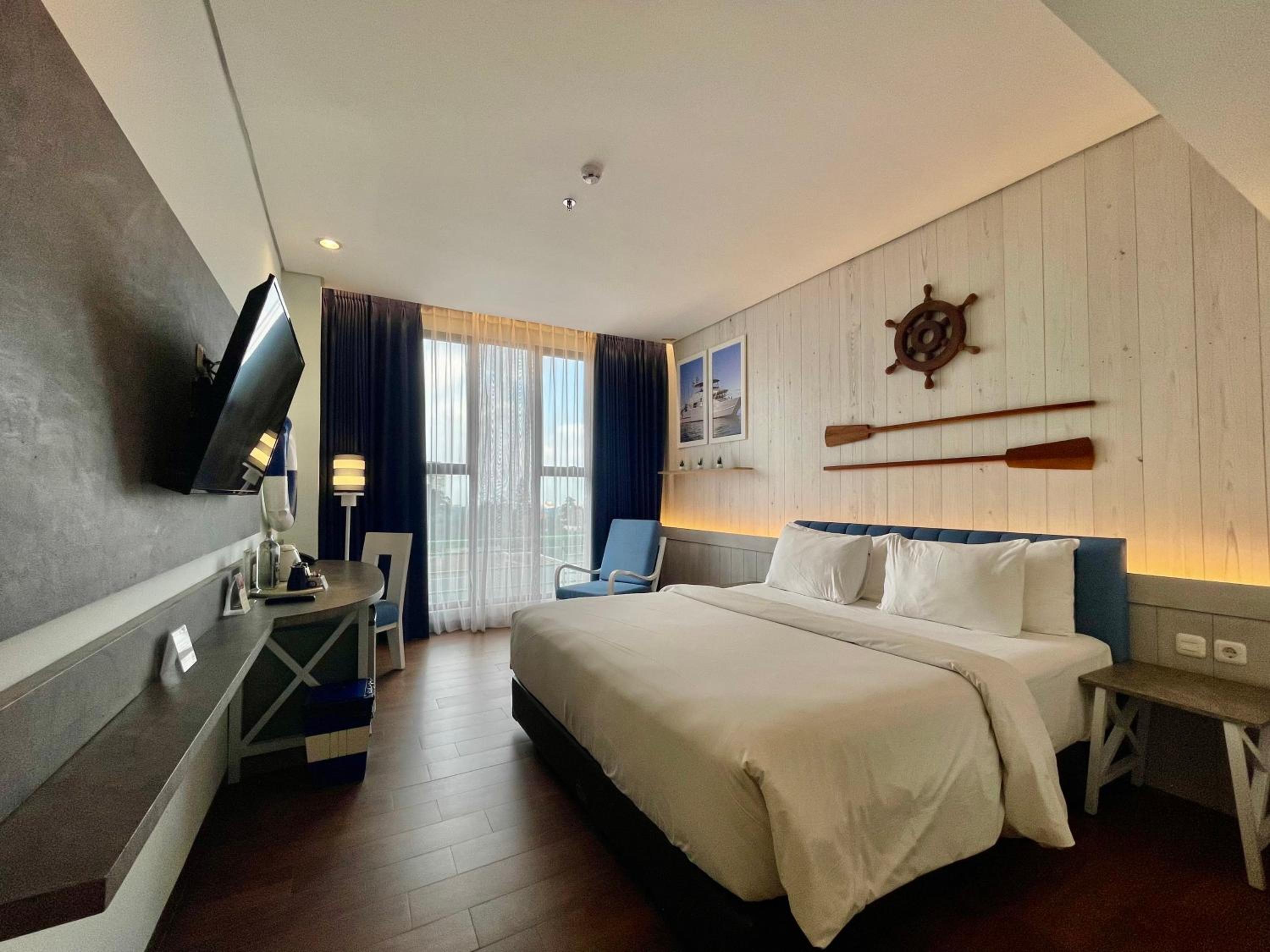 Summer Deluxe Room - King bed