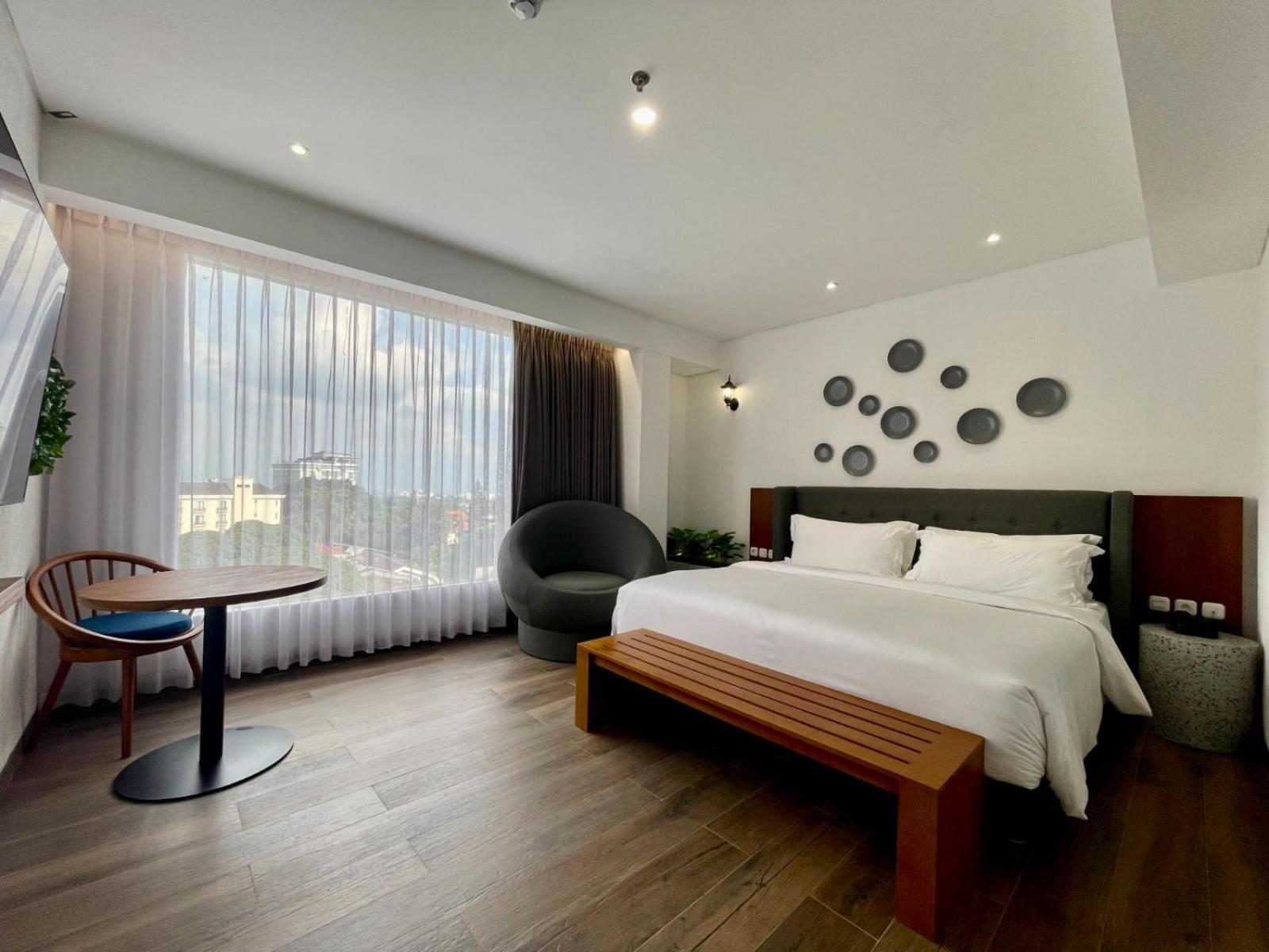 Suite Botanical King Bed